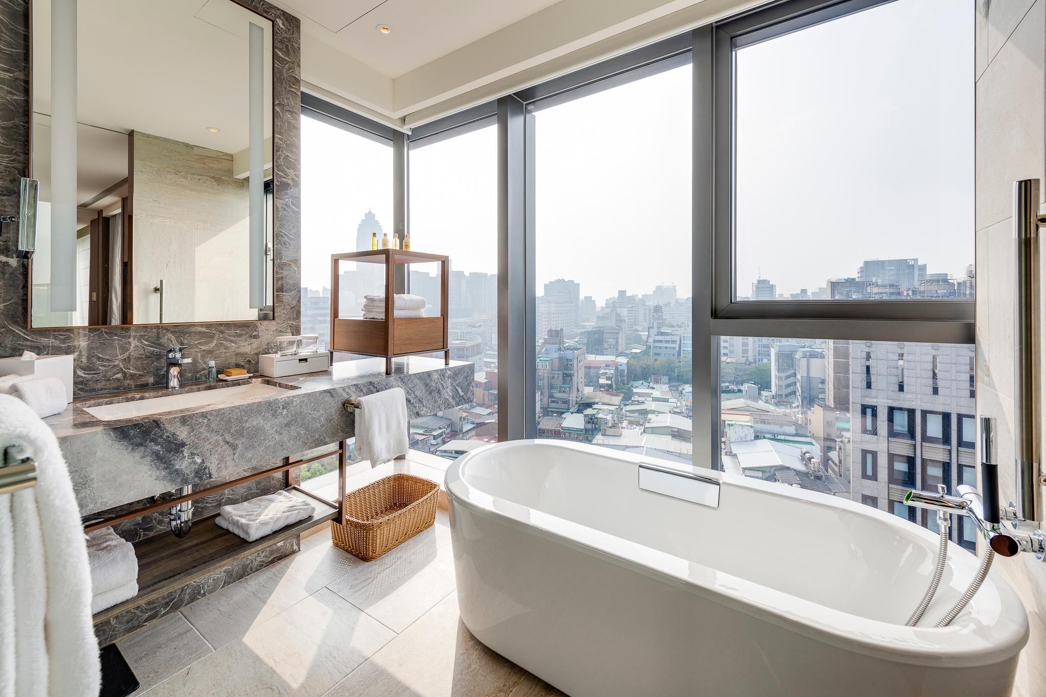 Corner Suite With 2 Single Beds