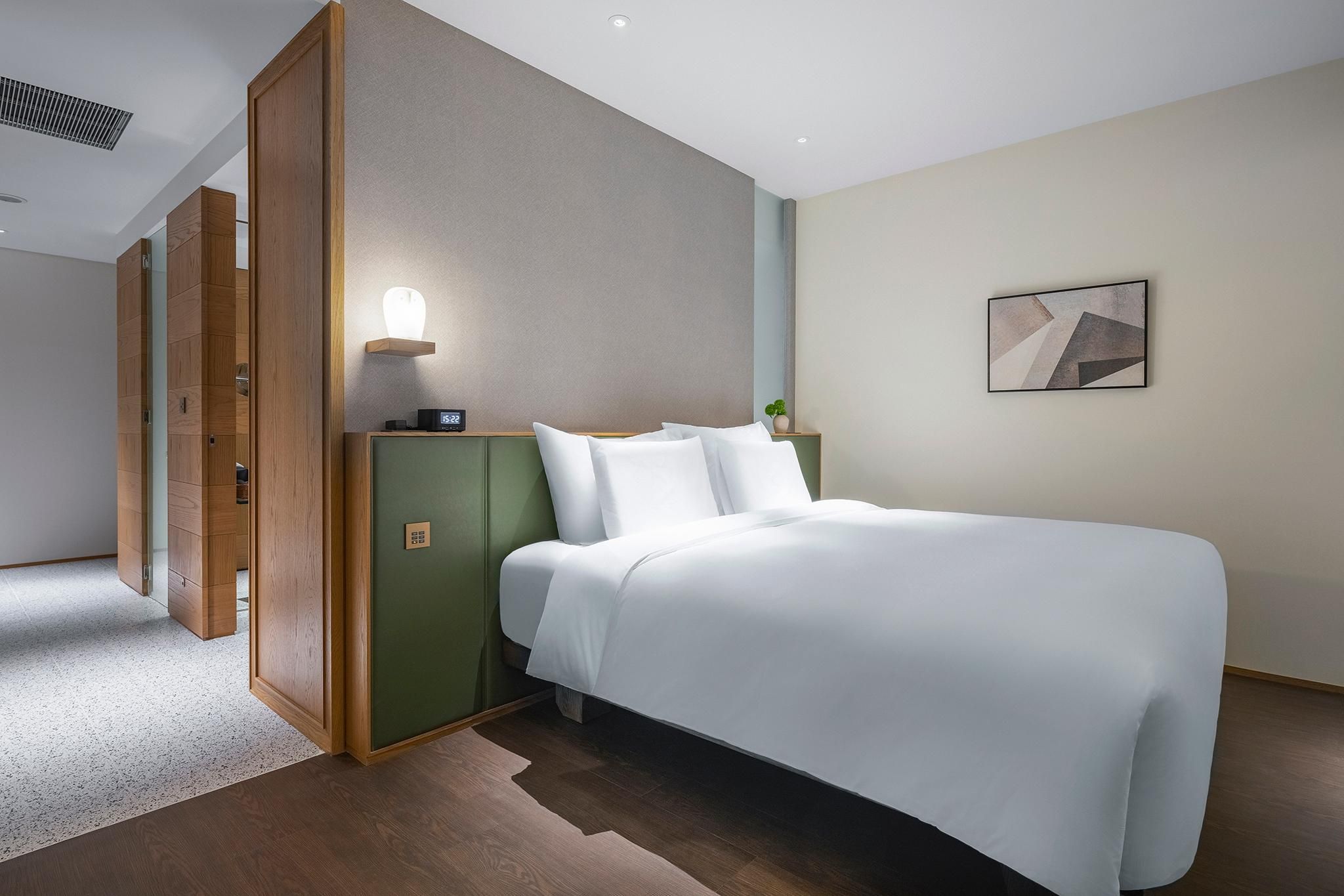 Corner King Room