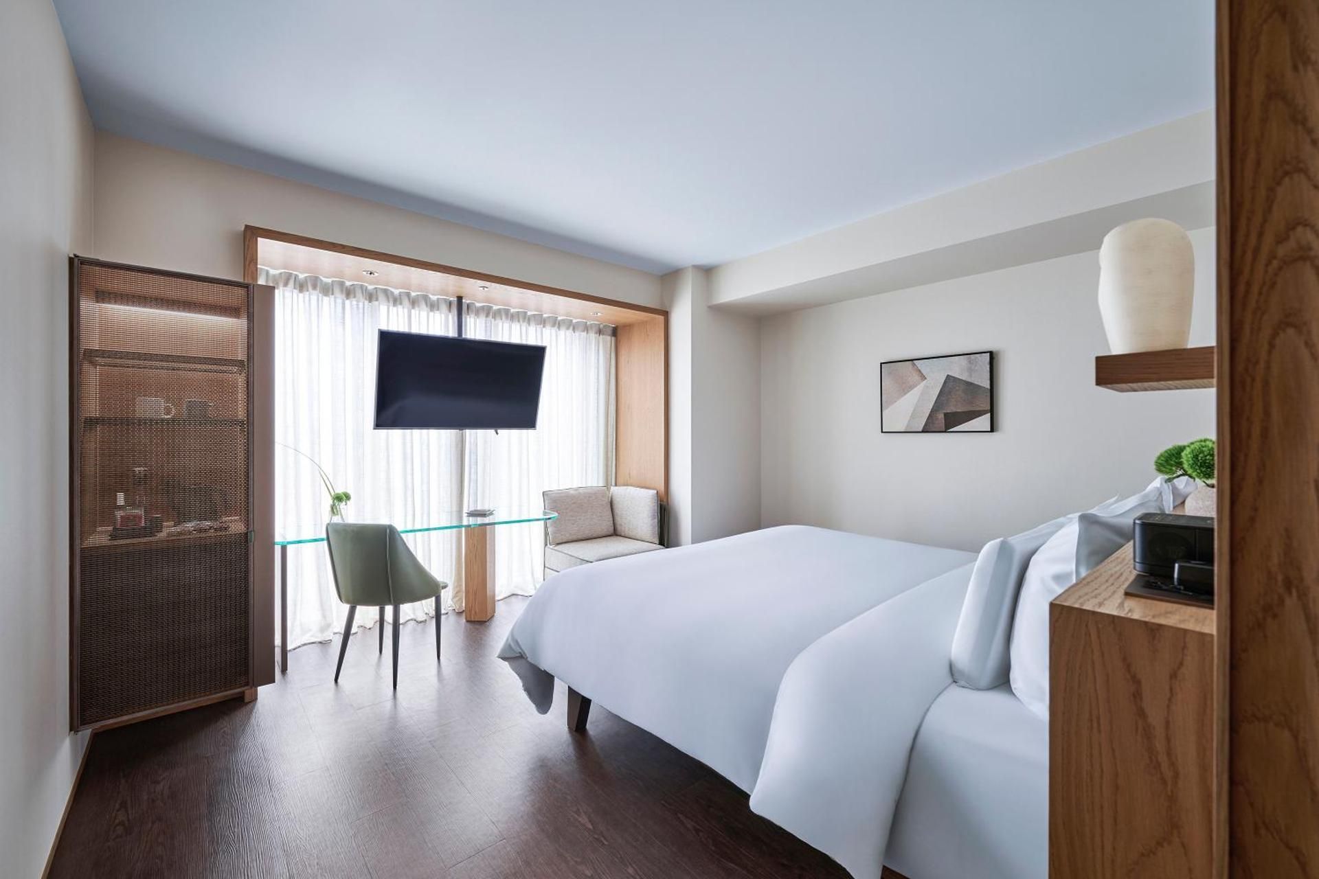 Deluxe King Bed