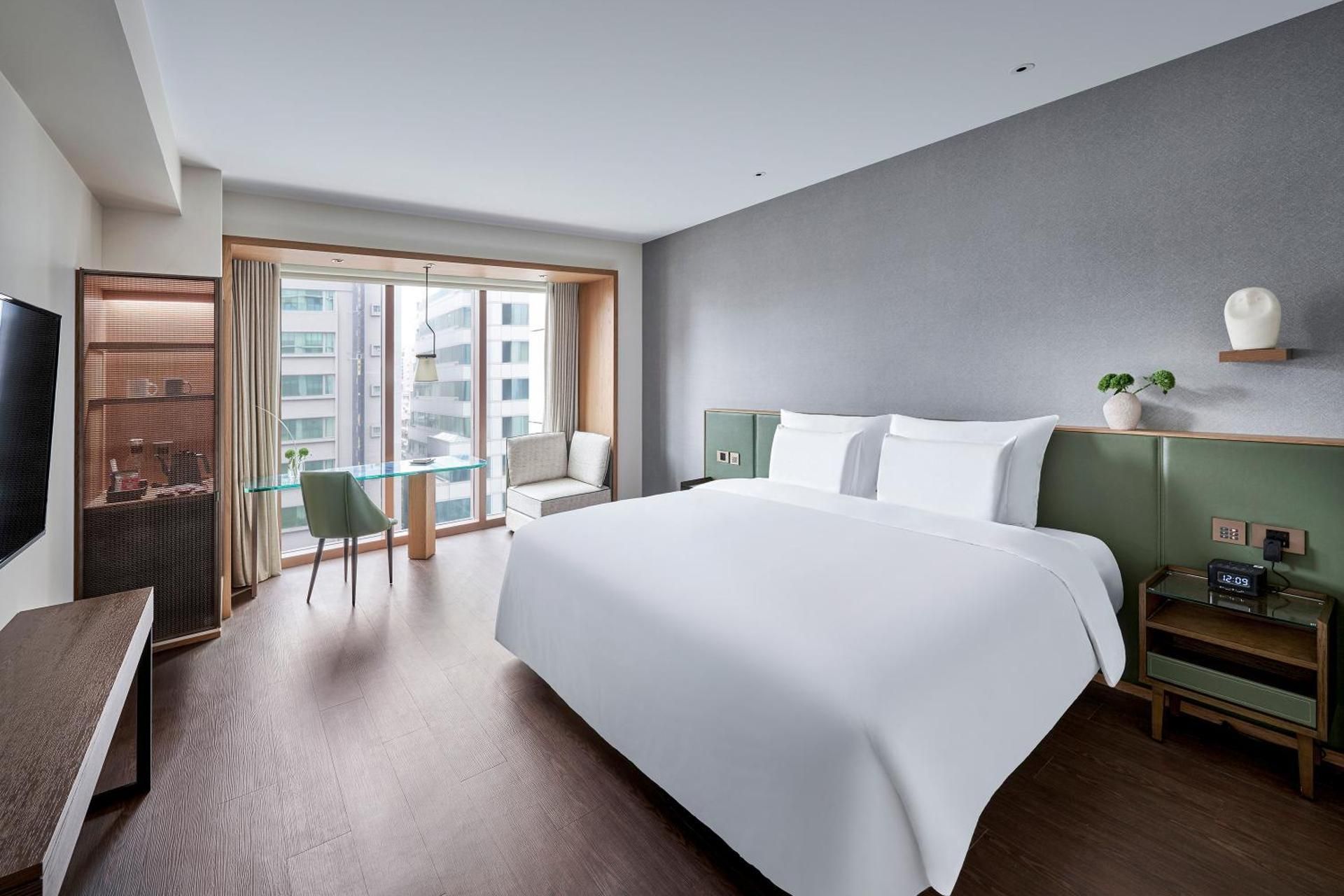 Deluxe King Bed