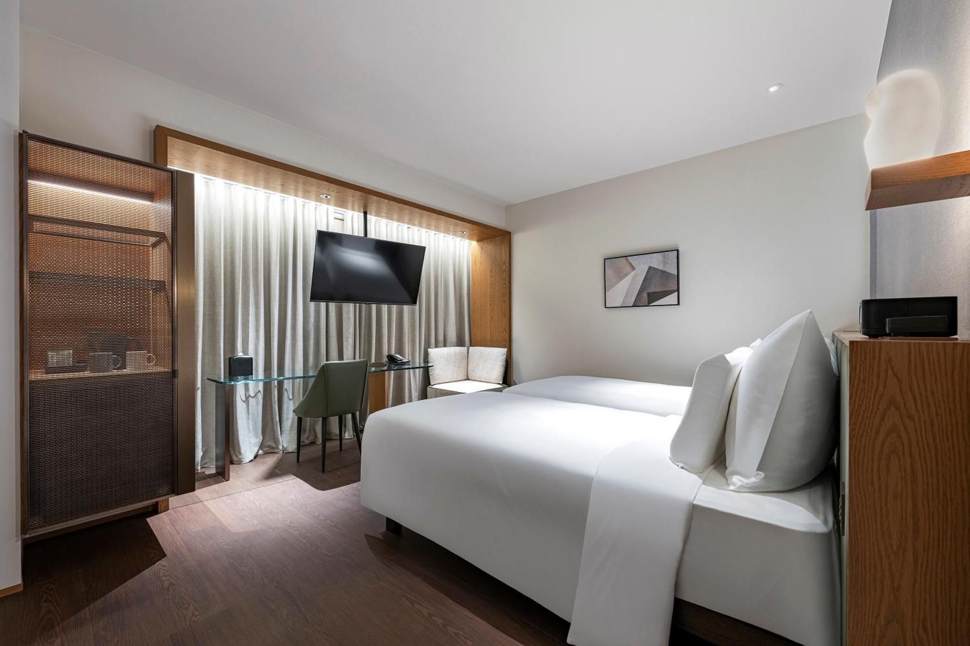 Corner Twin Room
