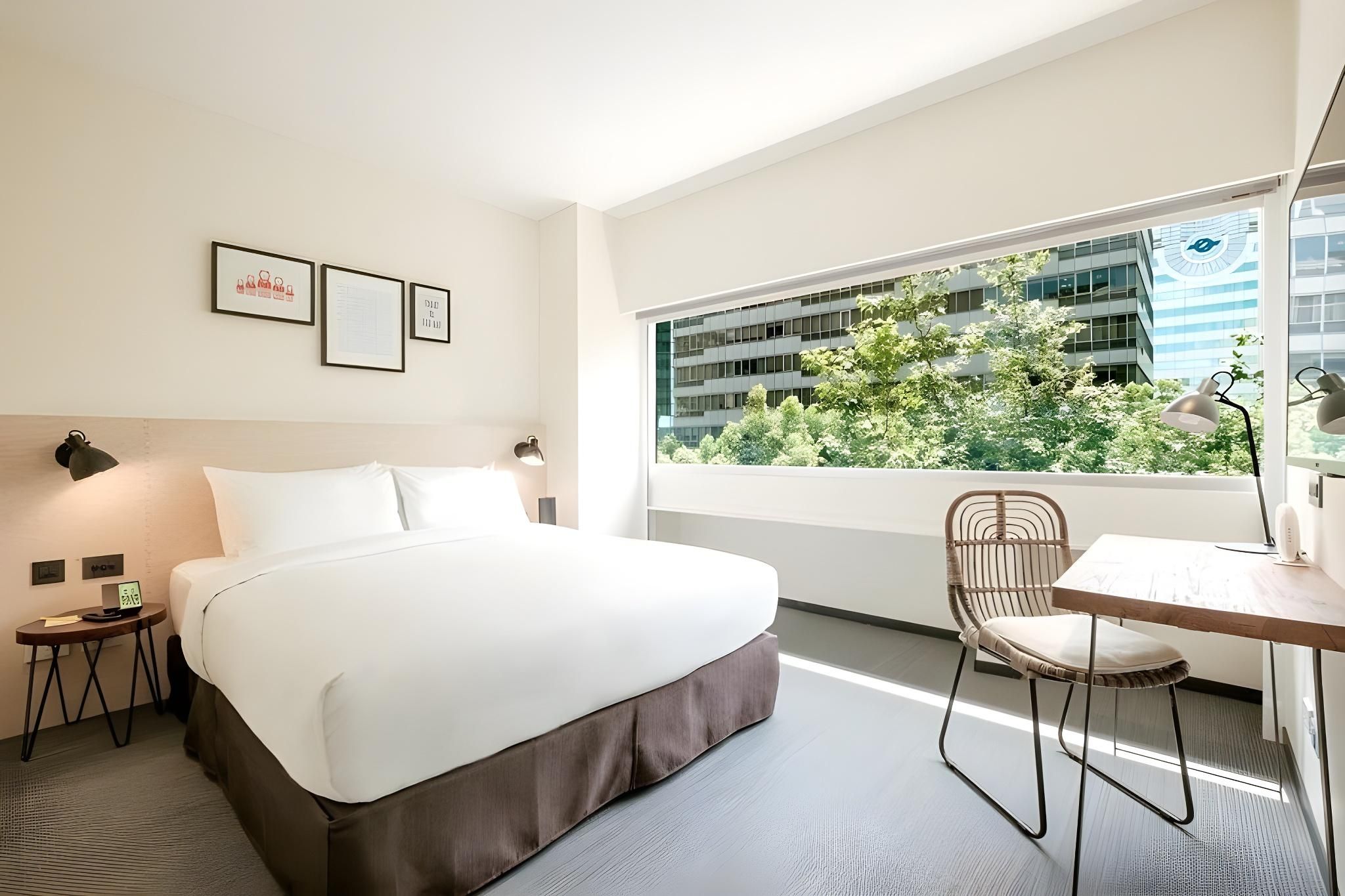 Medium Queen Room