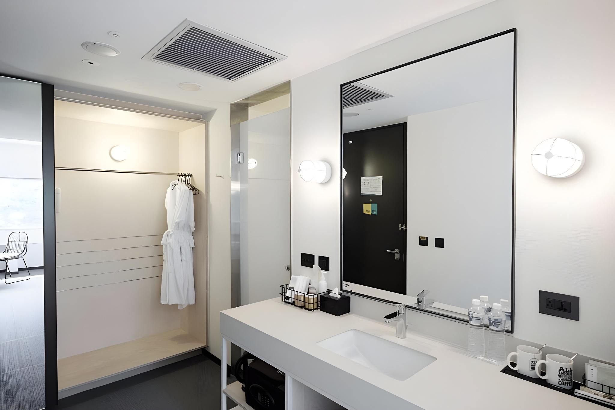 Medium Queen Room