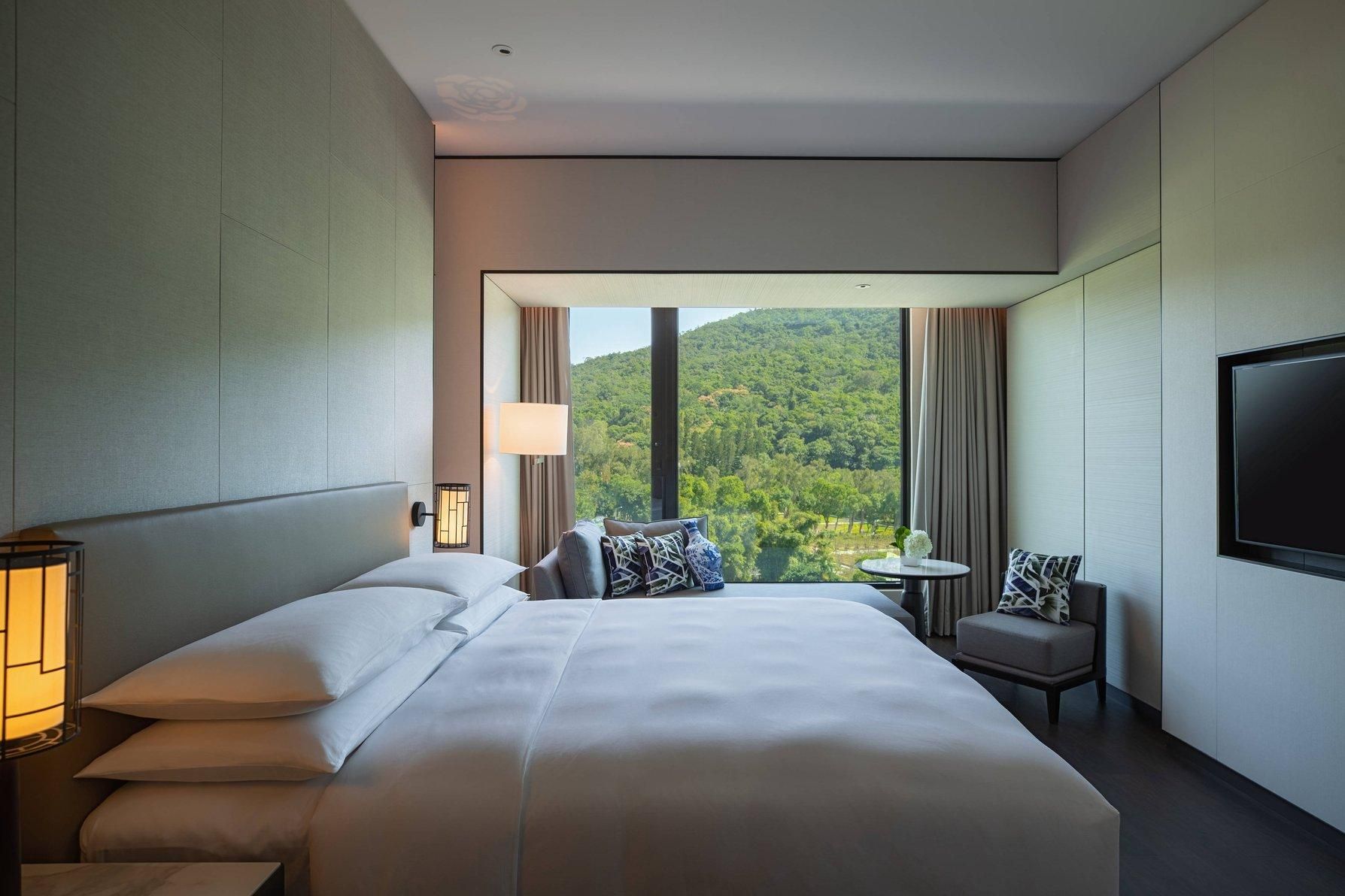 Renaissance, Club lounge access, 1 Bedroom Suite, 1 King, Mountain view