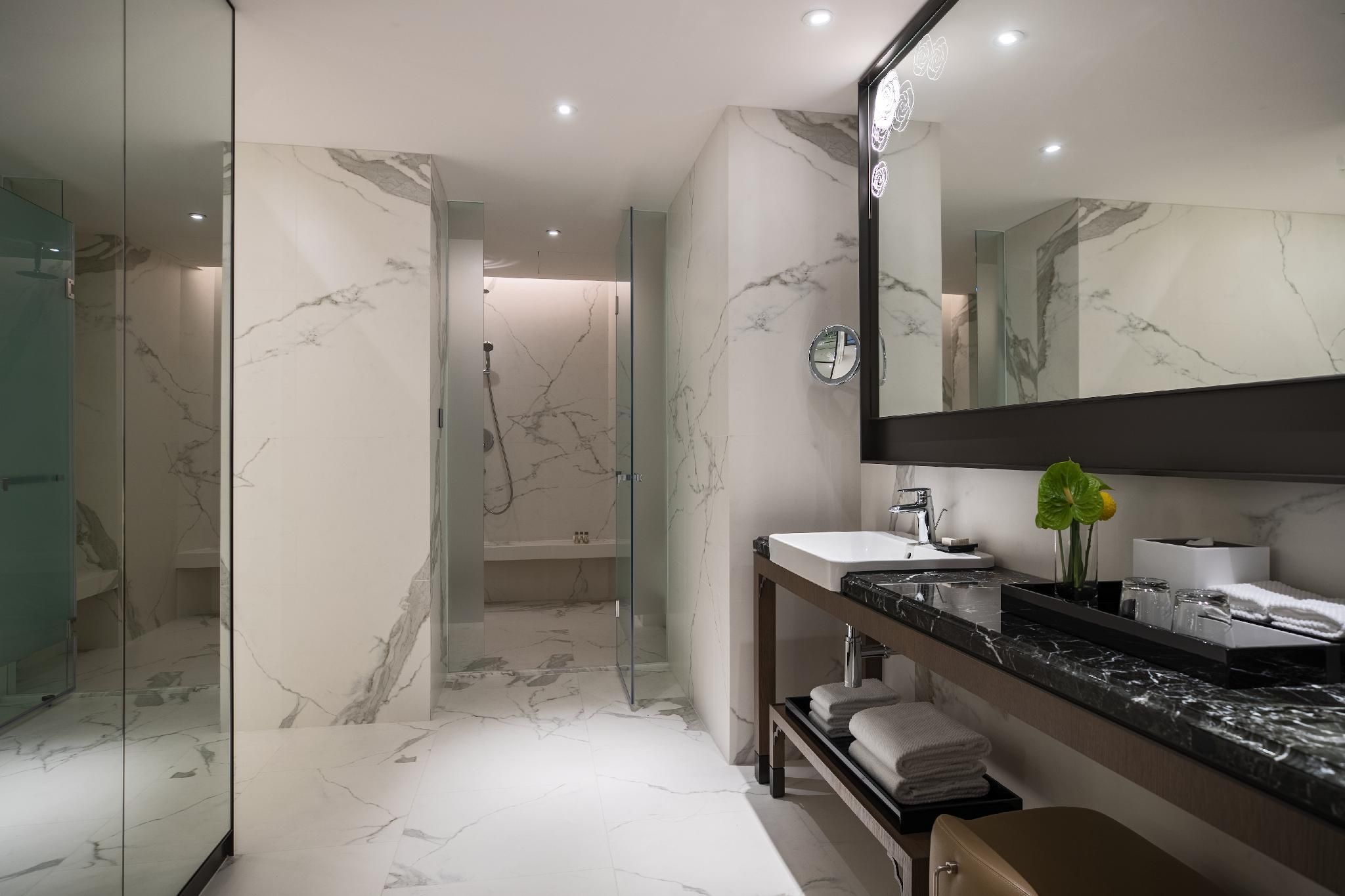 Renaissance, Club lounge access, 1 Bedroom Suite, 1 King, Mountain view