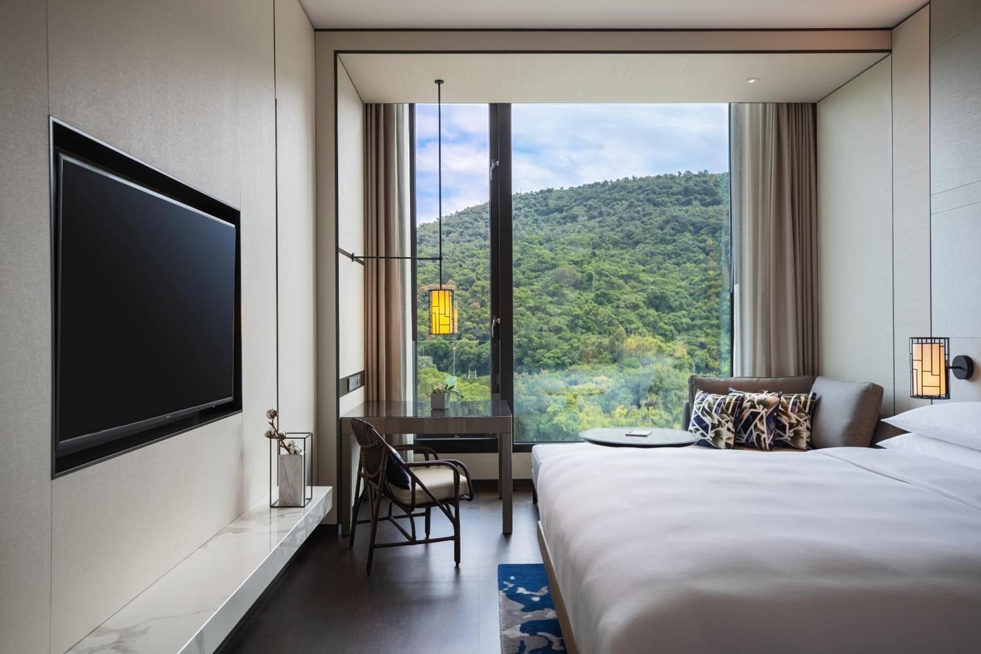 Premier, Guest room, 1 King, Mountain view