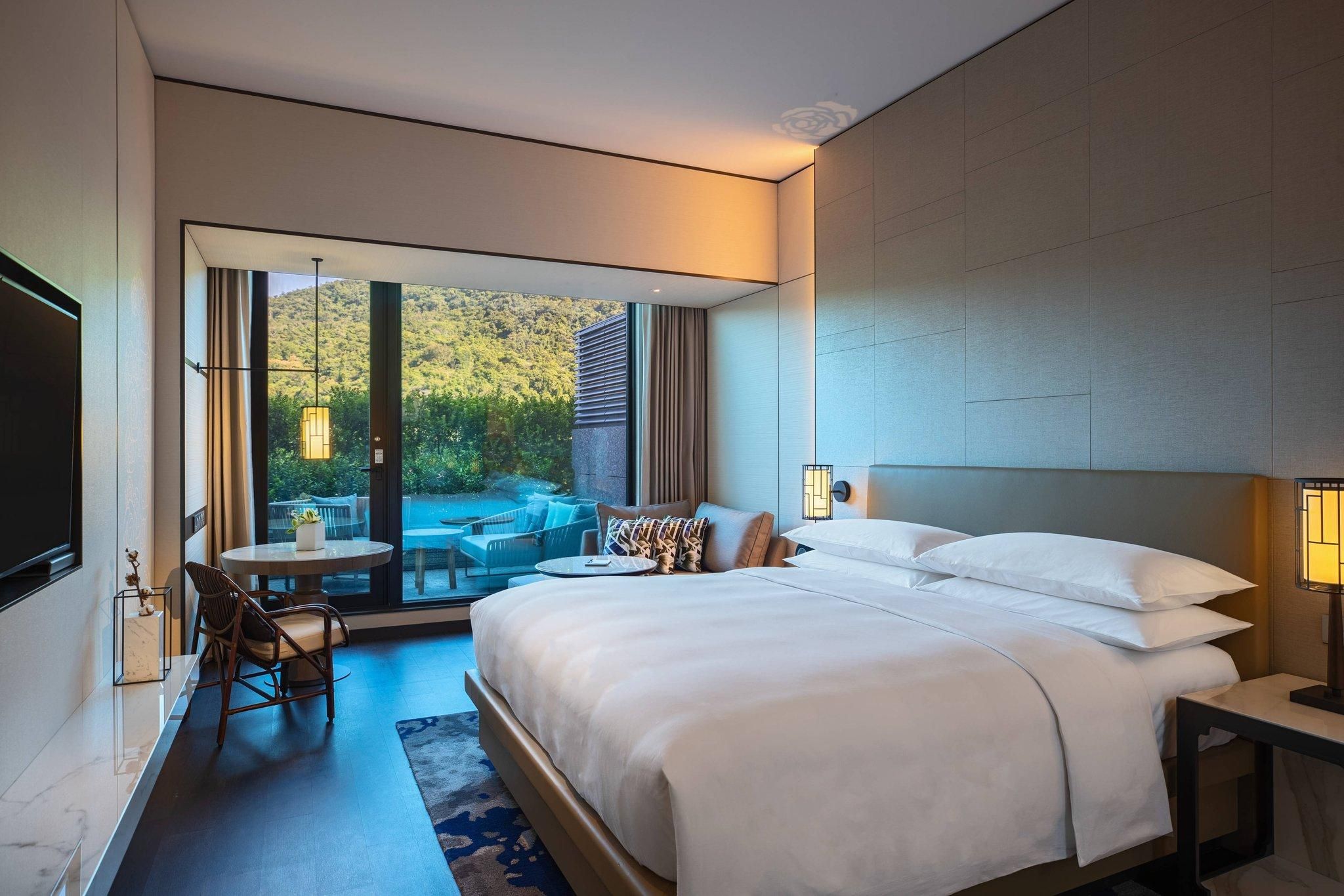 Balcony Premier, Guest room, 1 King, Mountain view, Balcony