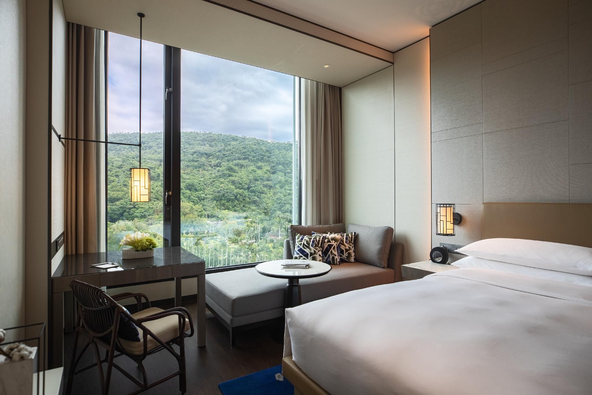 Club Premier, Club Lounge Access, Guest Room, 1 King, Mountain View