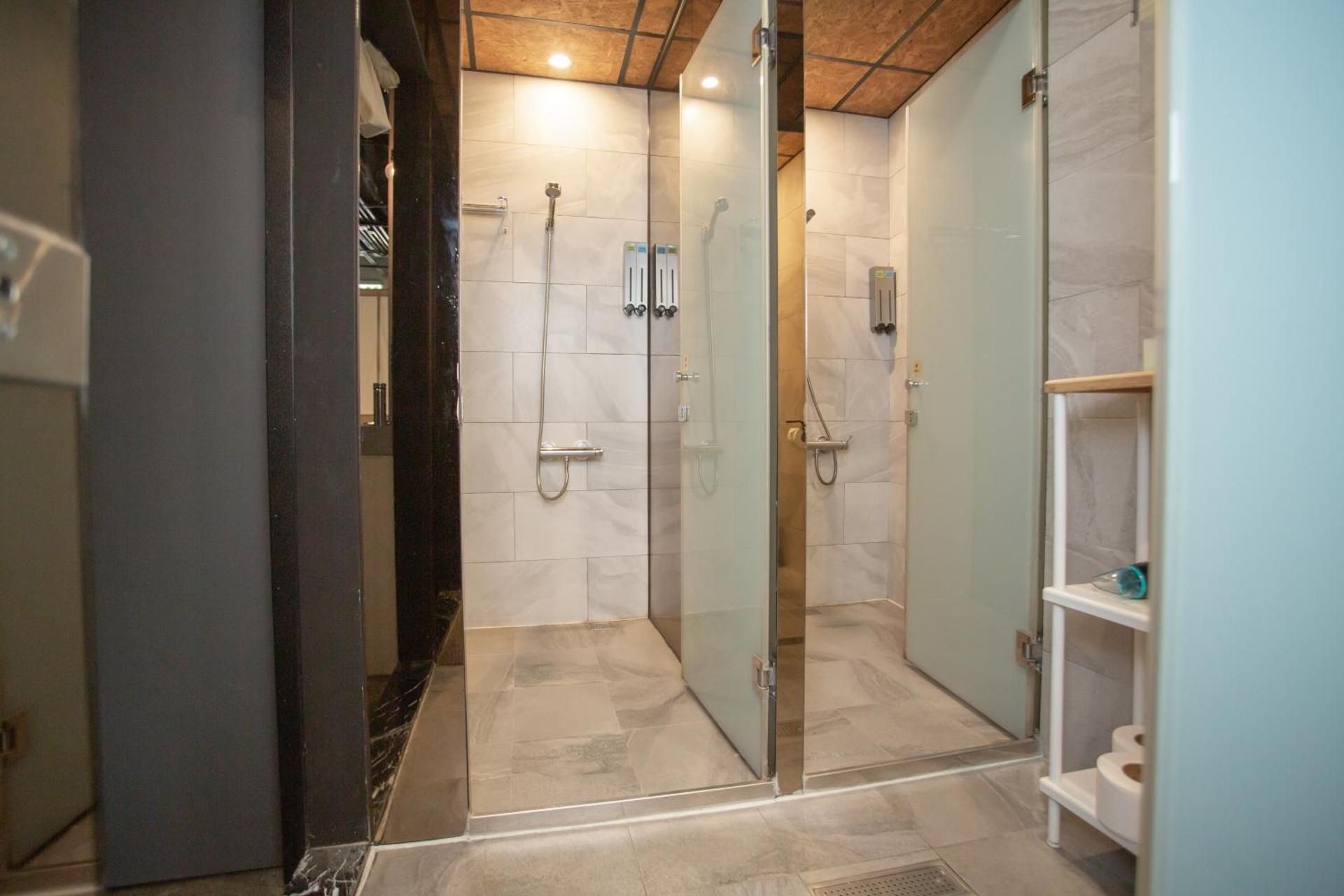 1 Person in 6-Bed Dormitory with Shared Bathroom - Mixed