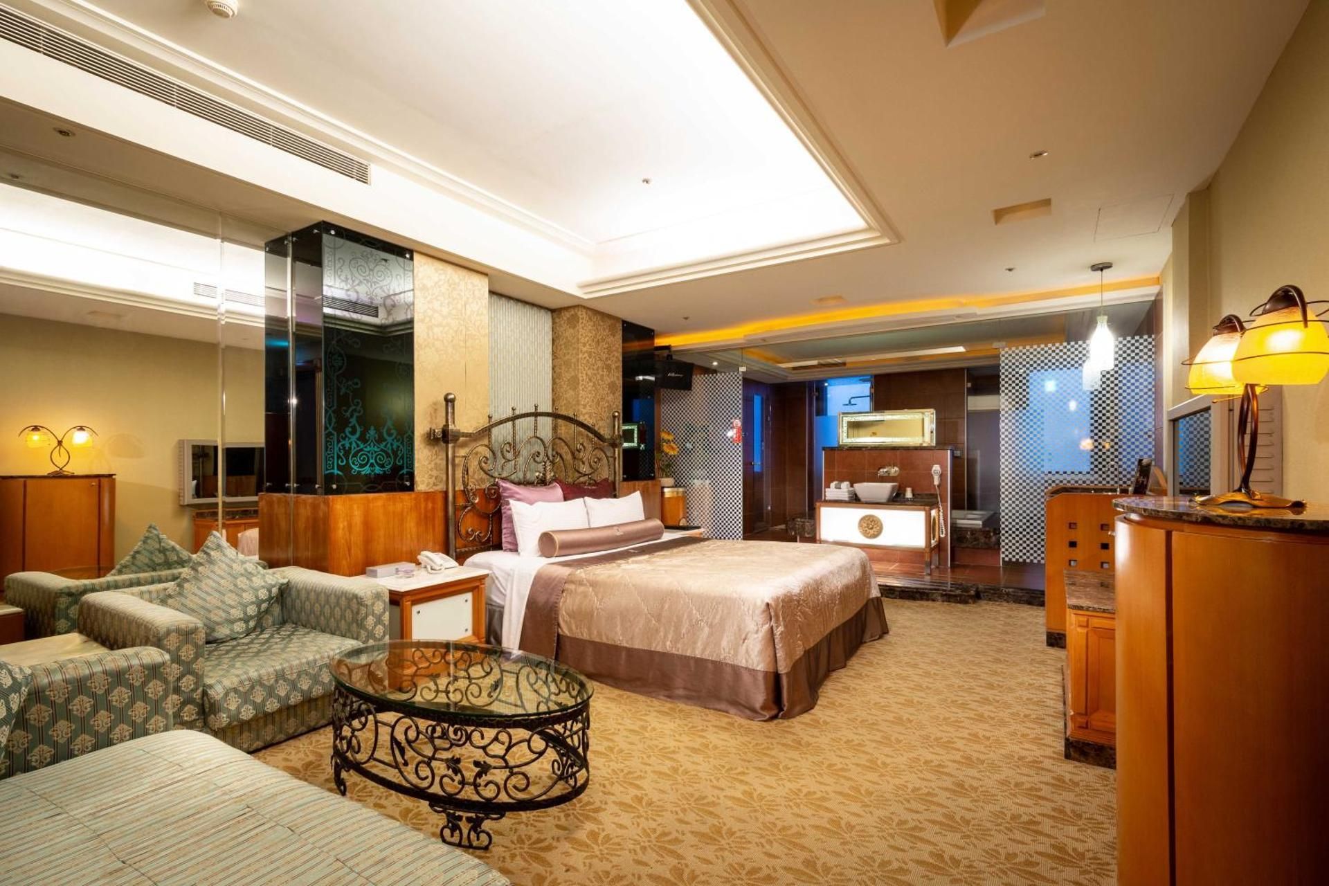 Queen Room with Spa Bath