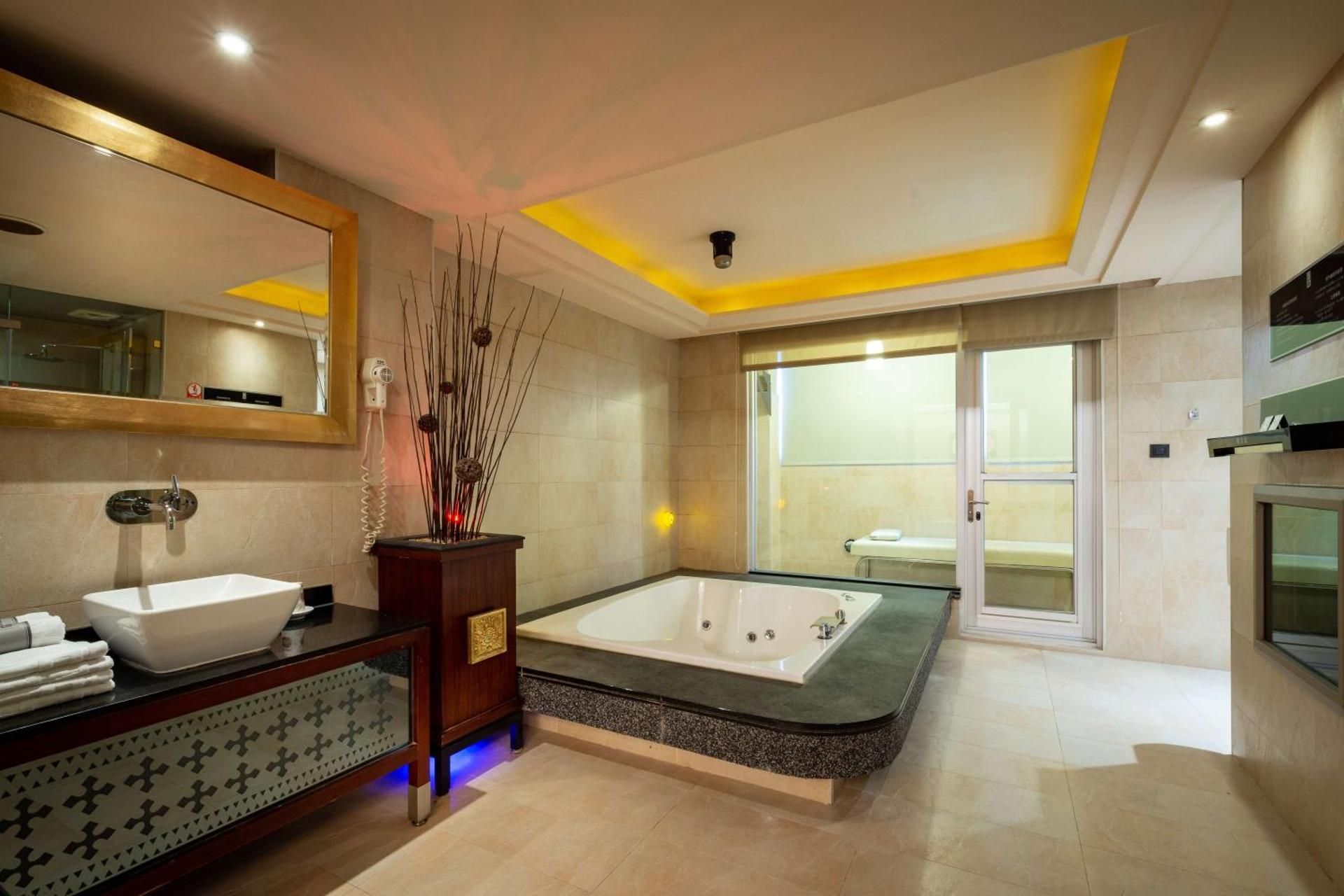 King Room with Spa Bath