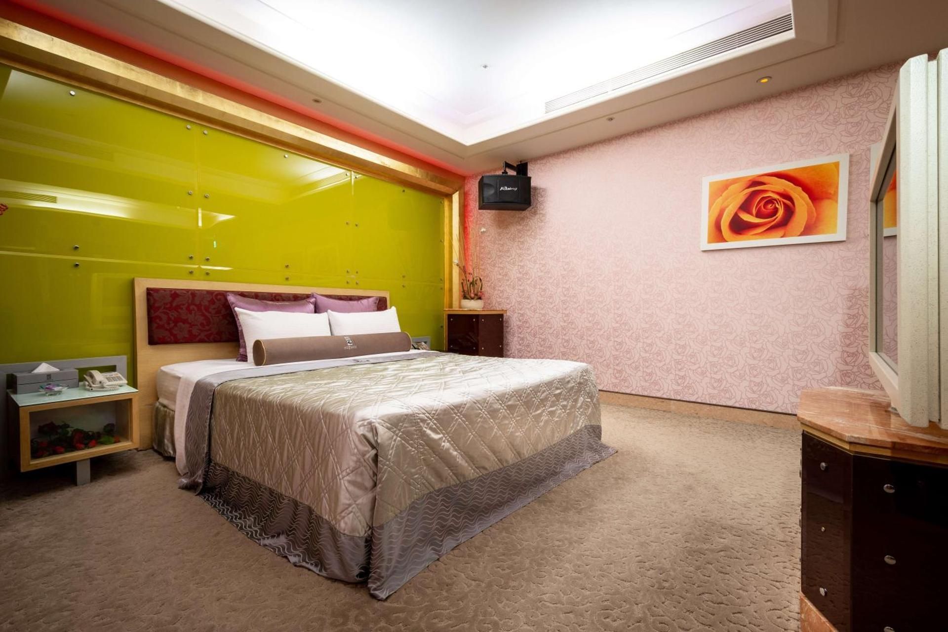 Deluxe Queen Room
