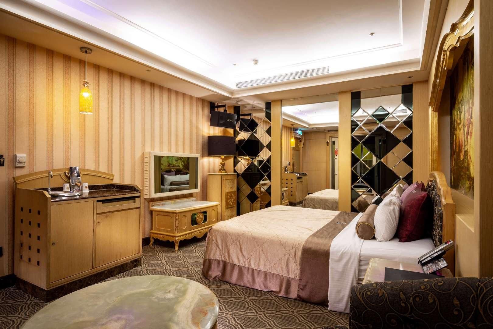 Queen Room with Spa Bath