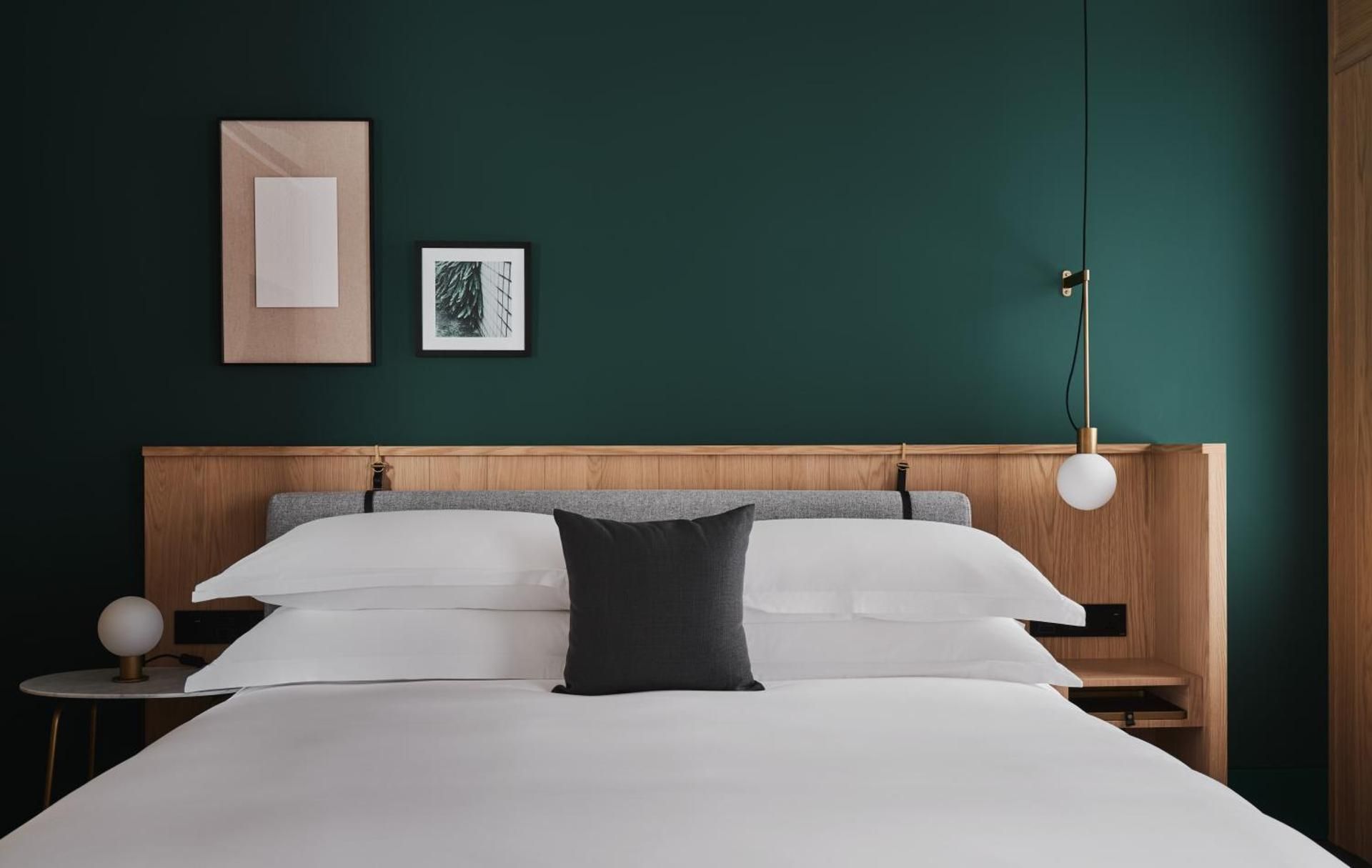 1 King Essential Accessible