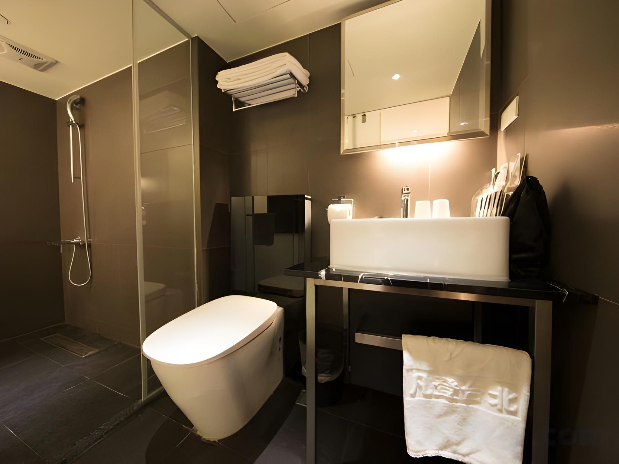 Run of House Room for 2 People - Late Check-In at 06:00 PM