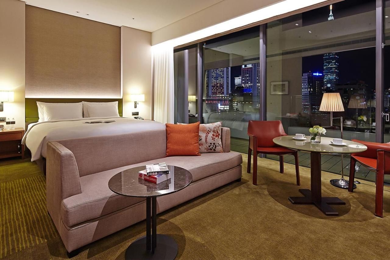 Executive King Suite with city view (5F-7F)