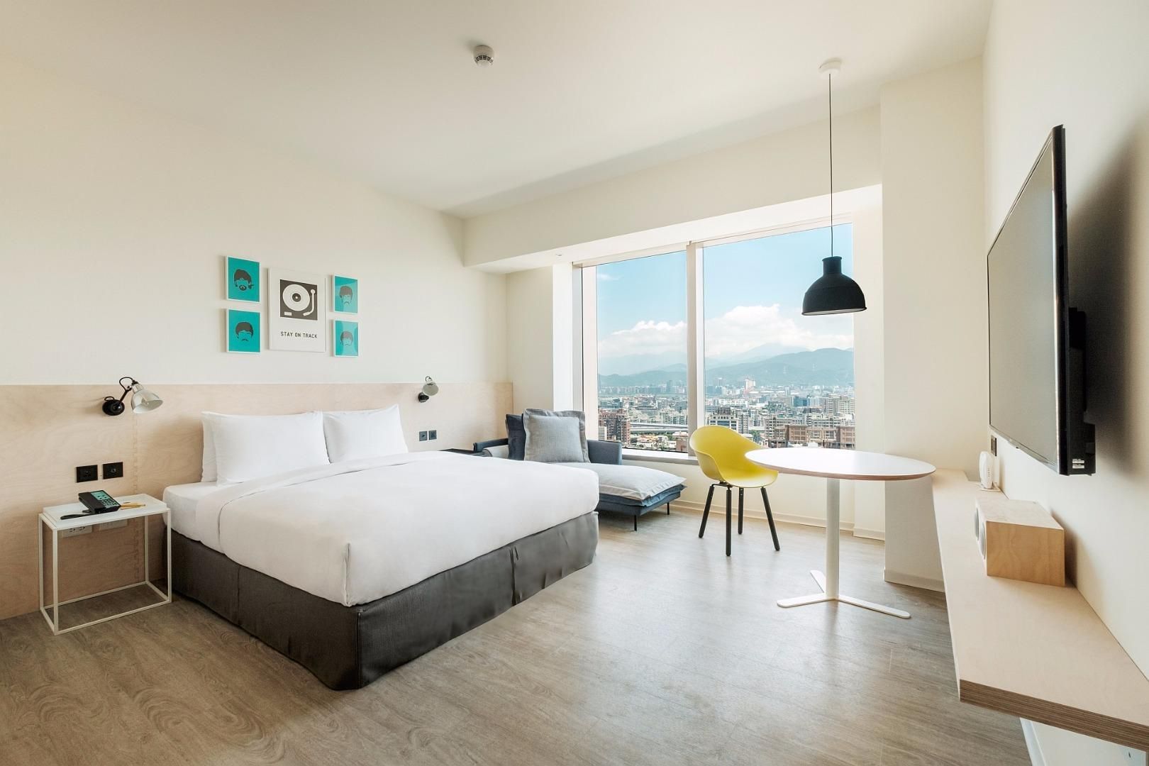 MEDIUM KING RIVER VIEW ROOM