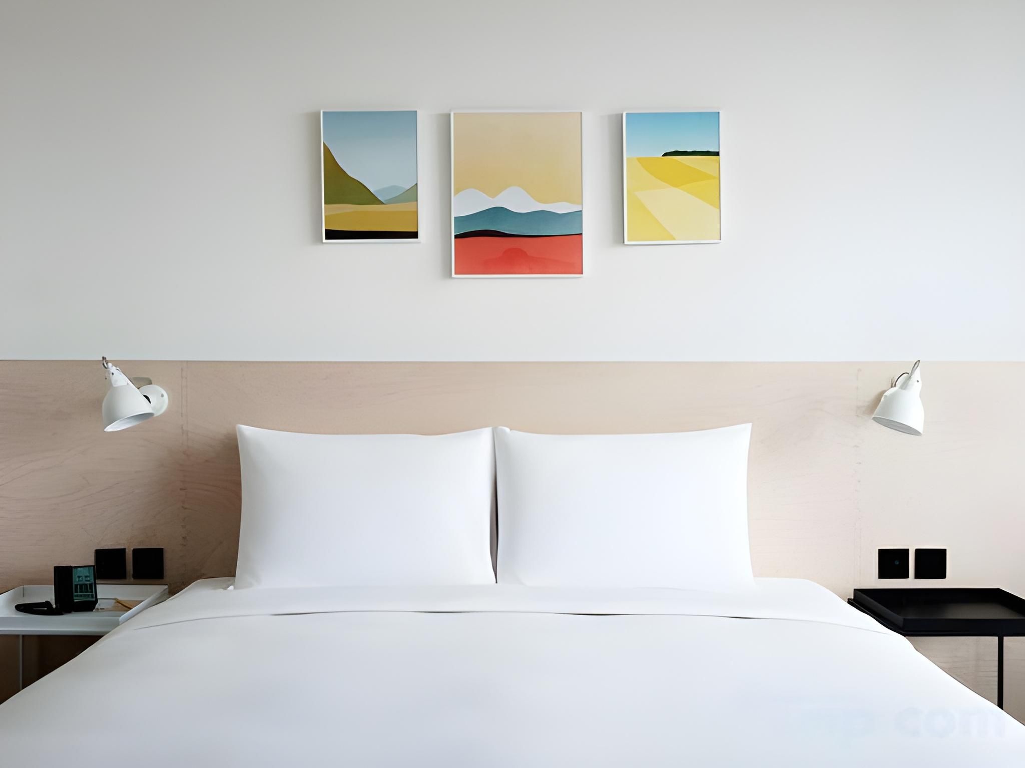 MEDIUM KING ROOM