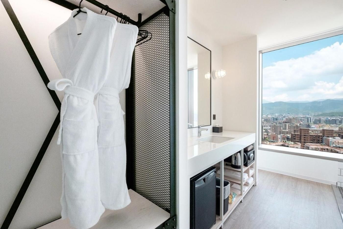 CORNER EXTRA LARGE 101 VIEW ROOM