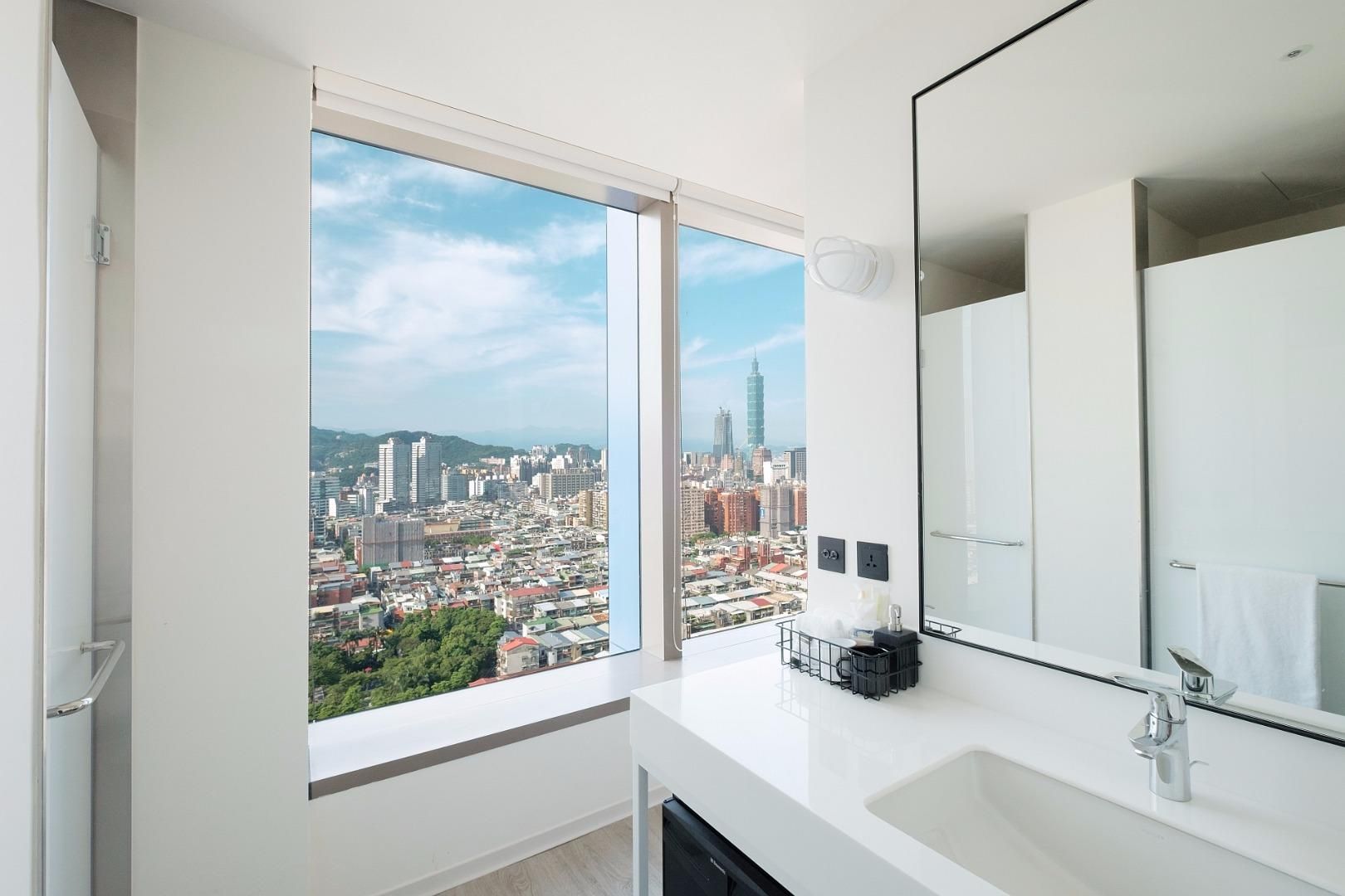 CORNER KING 101 VIEW ROOM