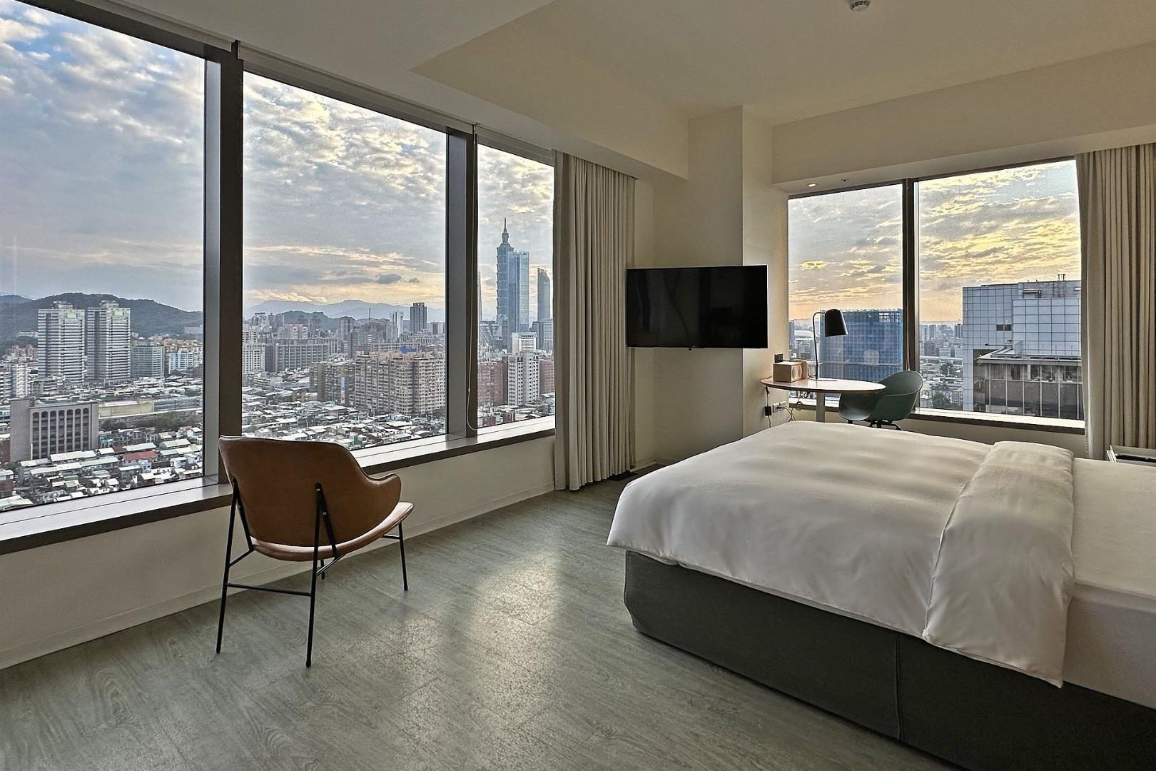 CORNER KING 101 VIEW ROOM