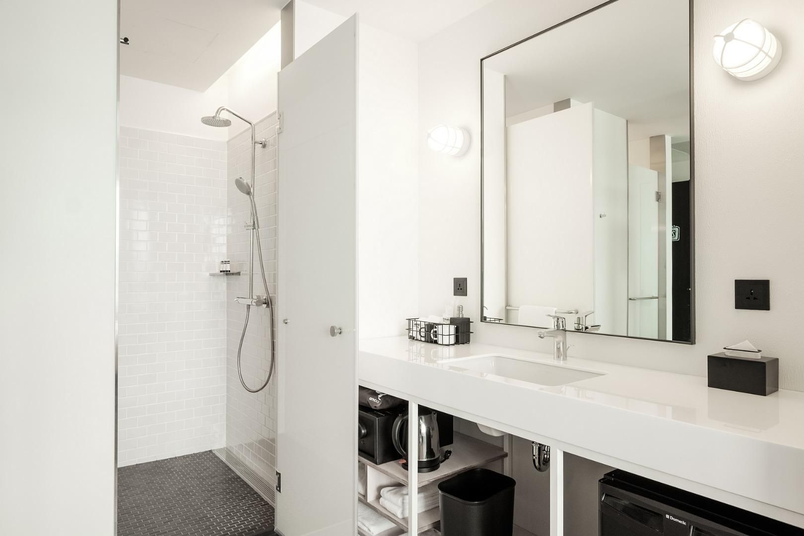 MEDIUM TWIN 101 VIEW ROOM