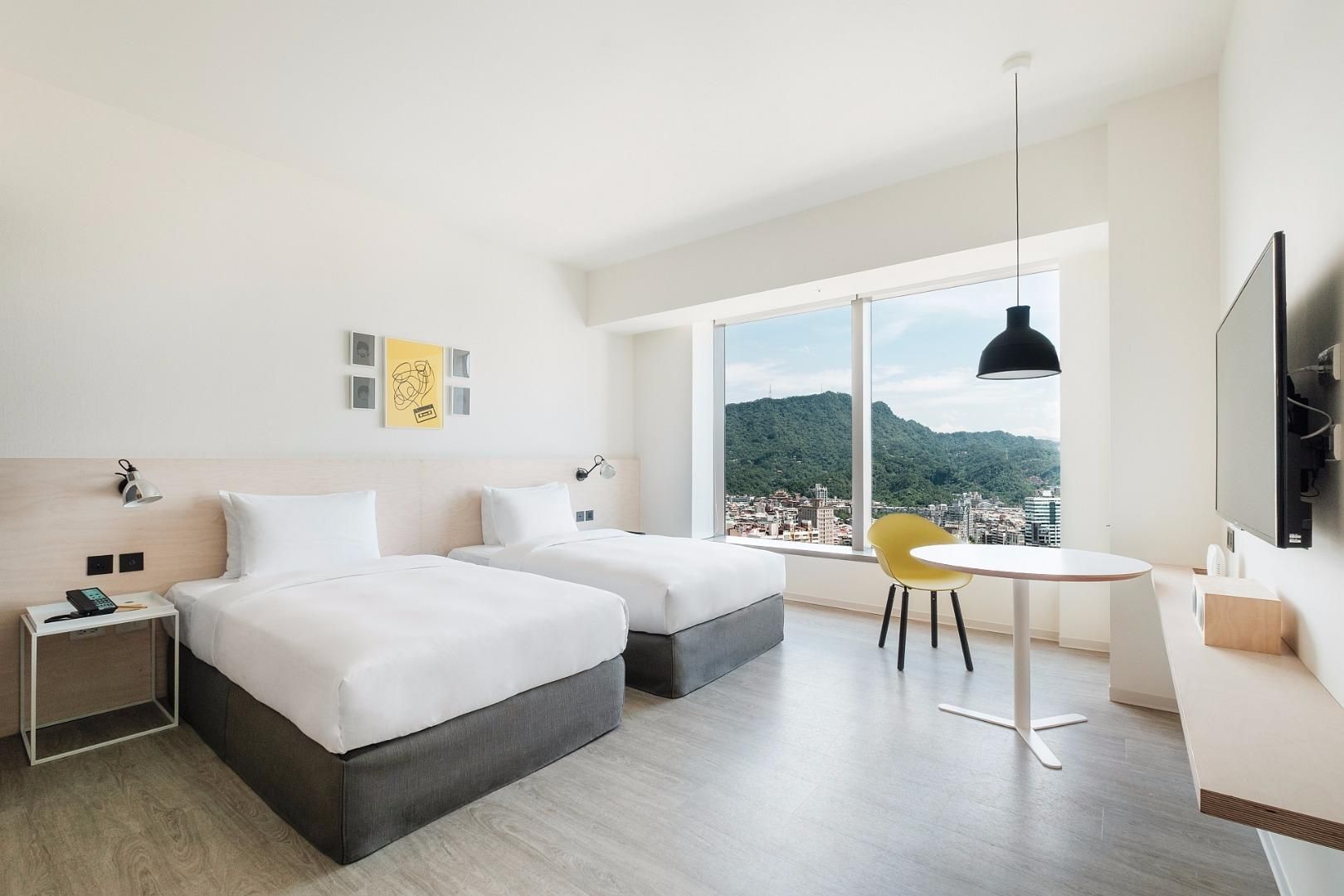 MEDIUM TWIN 101 VIEW ROOM