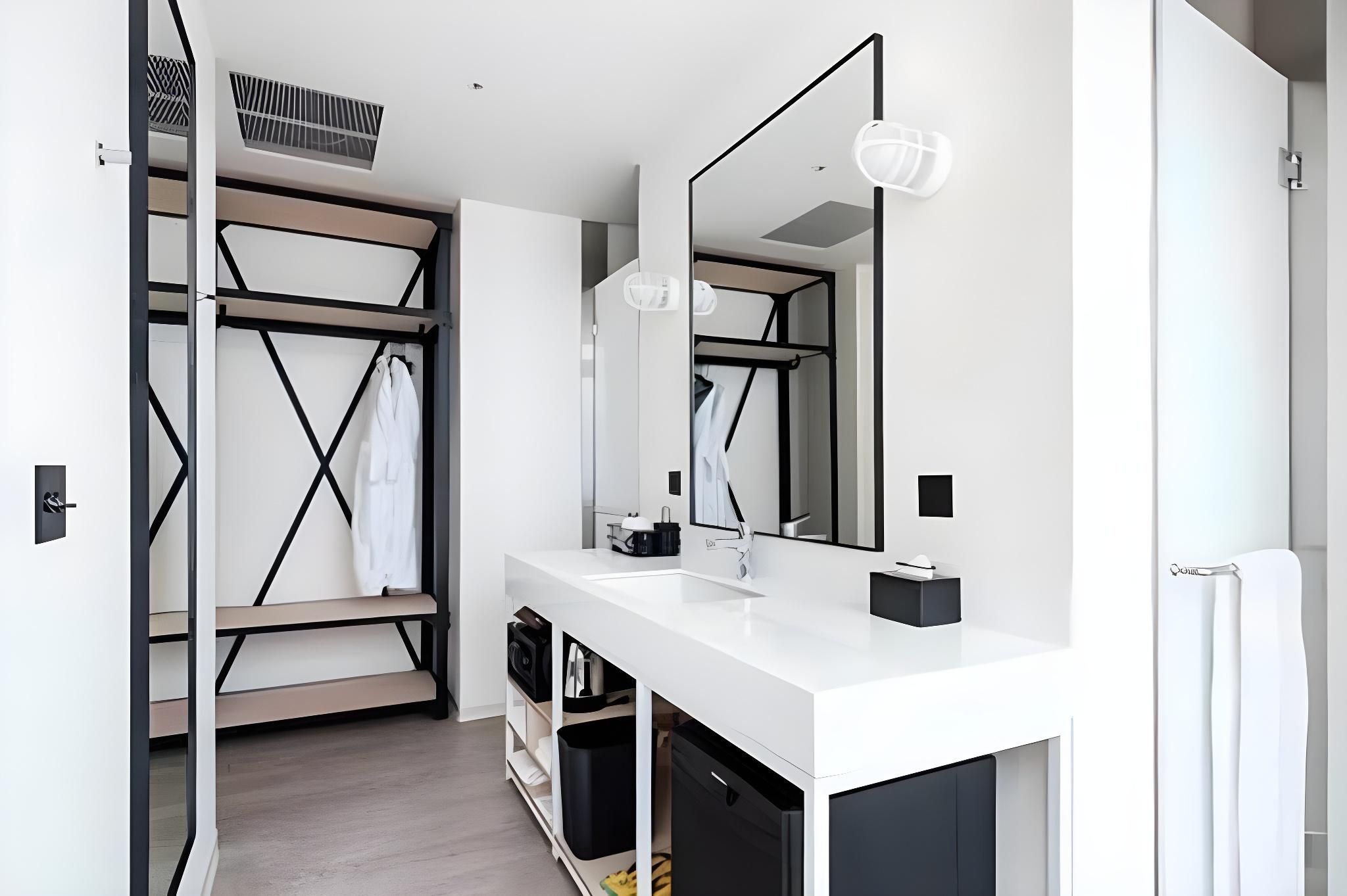 MEDIUM KING RIVER VIEW ROOM