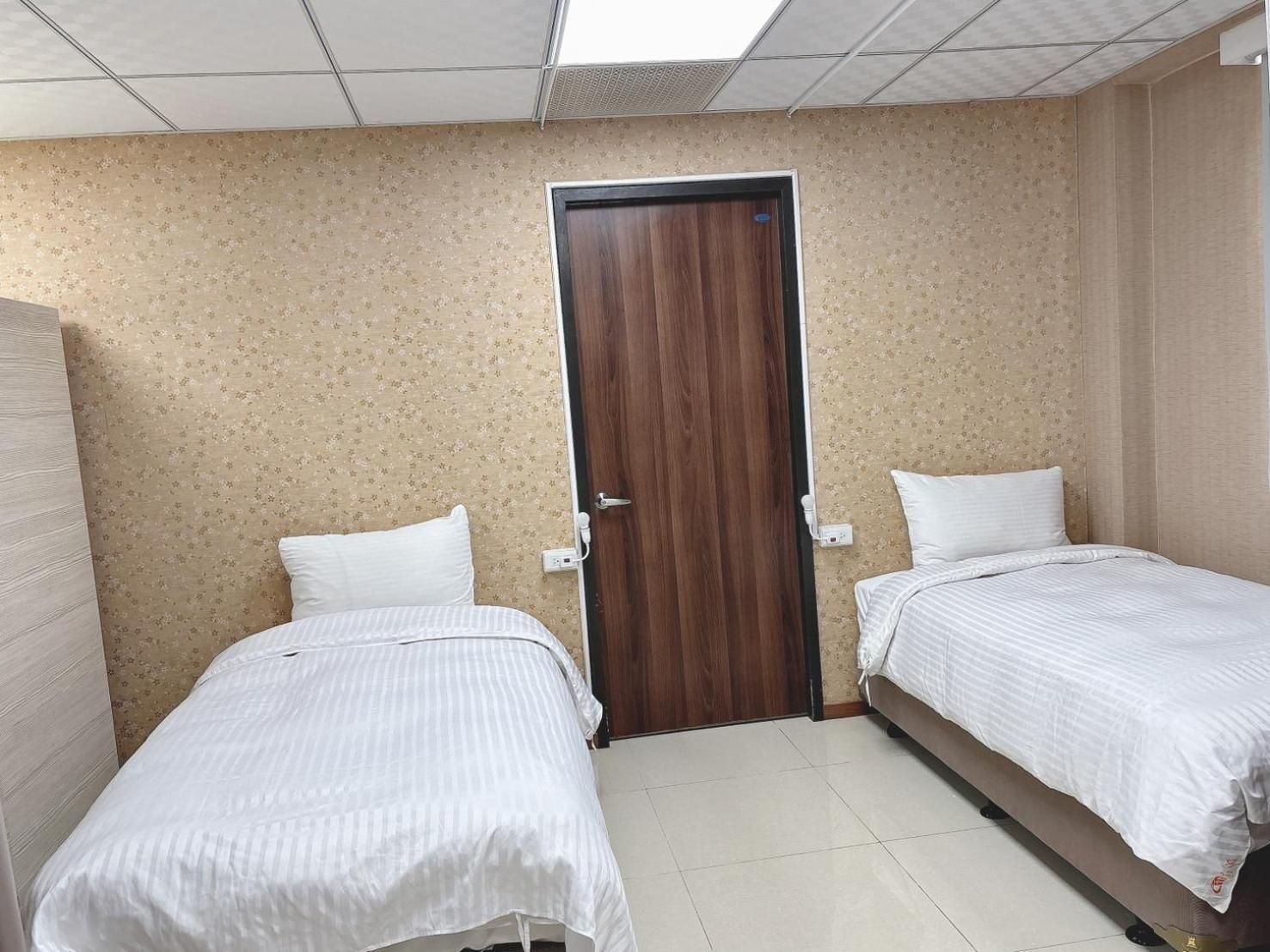 Single Bed in Mixed Dormitory Room