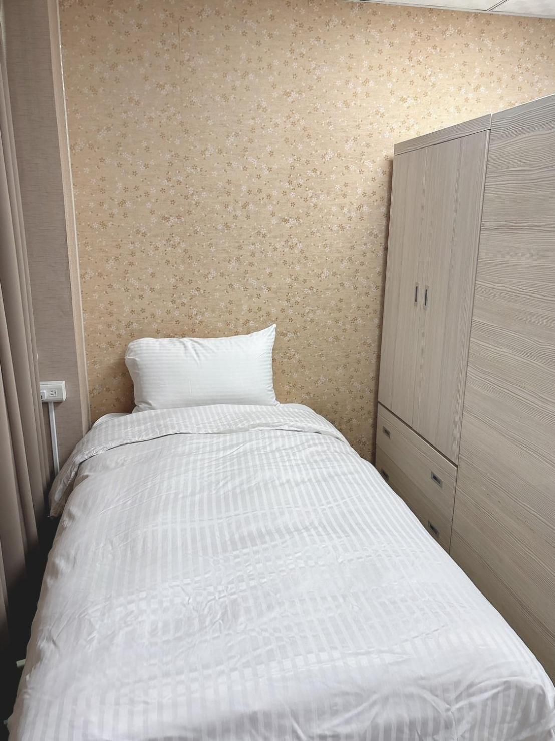Single Bed in Mixed Dormitory Room