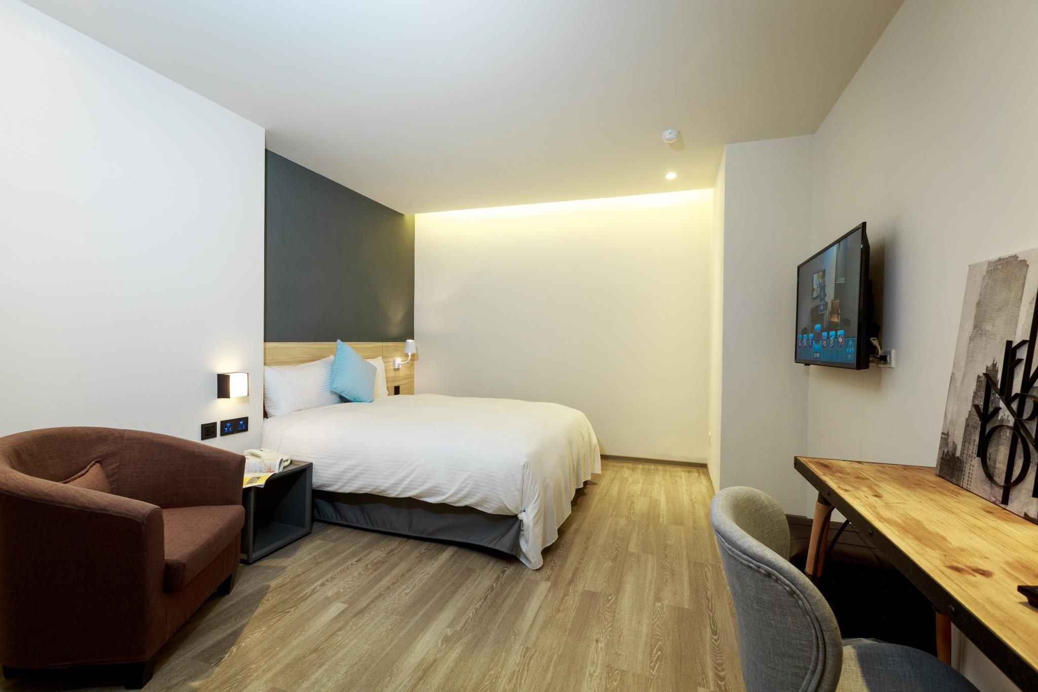 Business Double Room with Shower and without Window