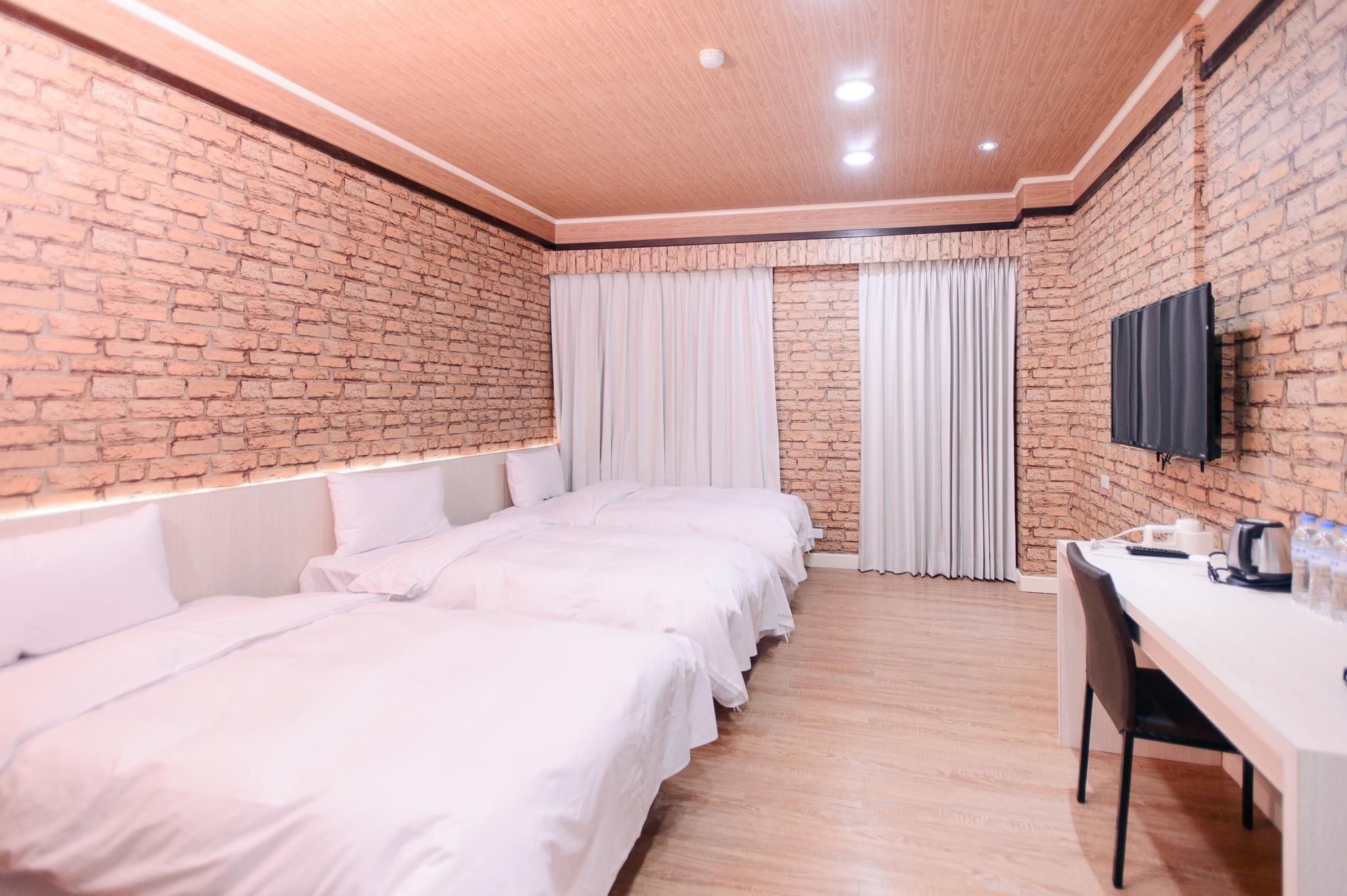 Duke Business Hotel Triple Suite 2