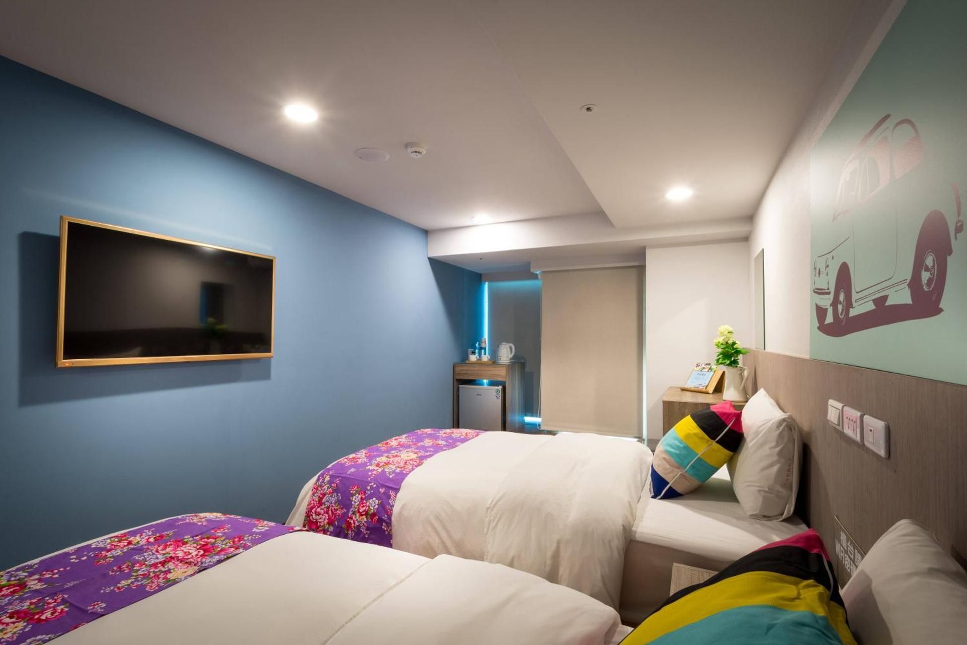 Single Bed in Mixed Dormitory Room