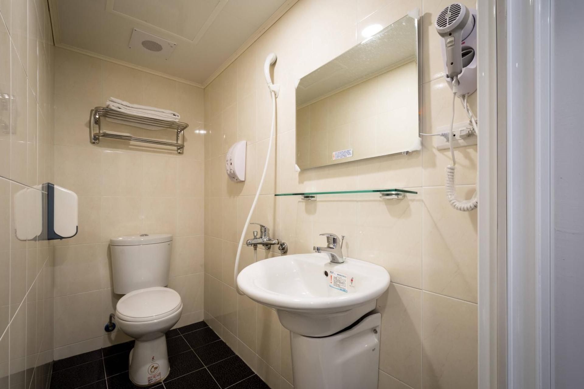 Single Bed in Mixed Dormitory Room