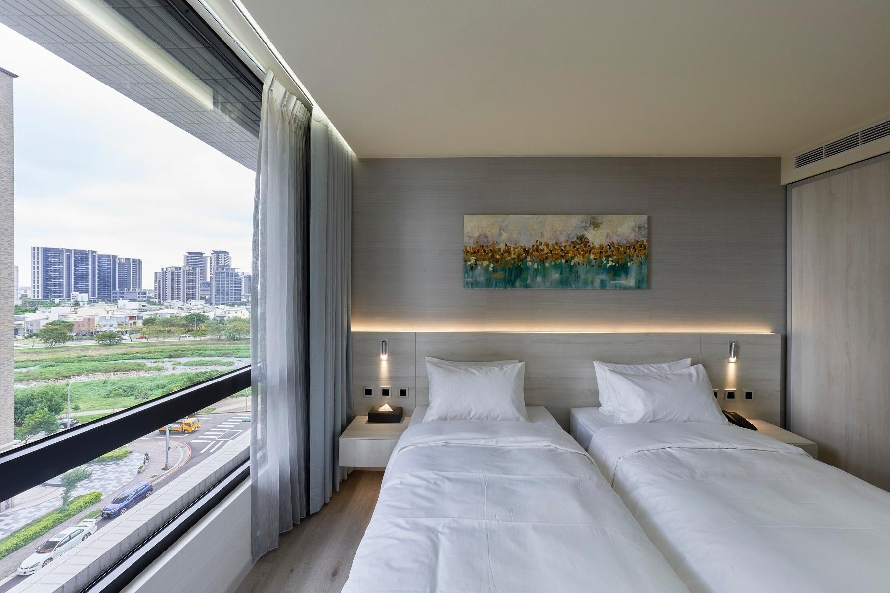 Deluxe Cityscape Twin Room