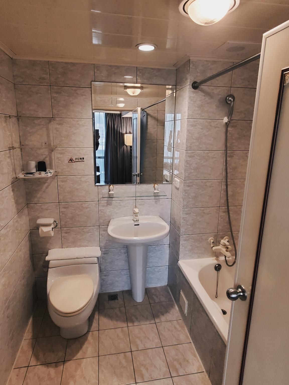 Well Garden Hotel 1 Queen Bed Business Suite 2