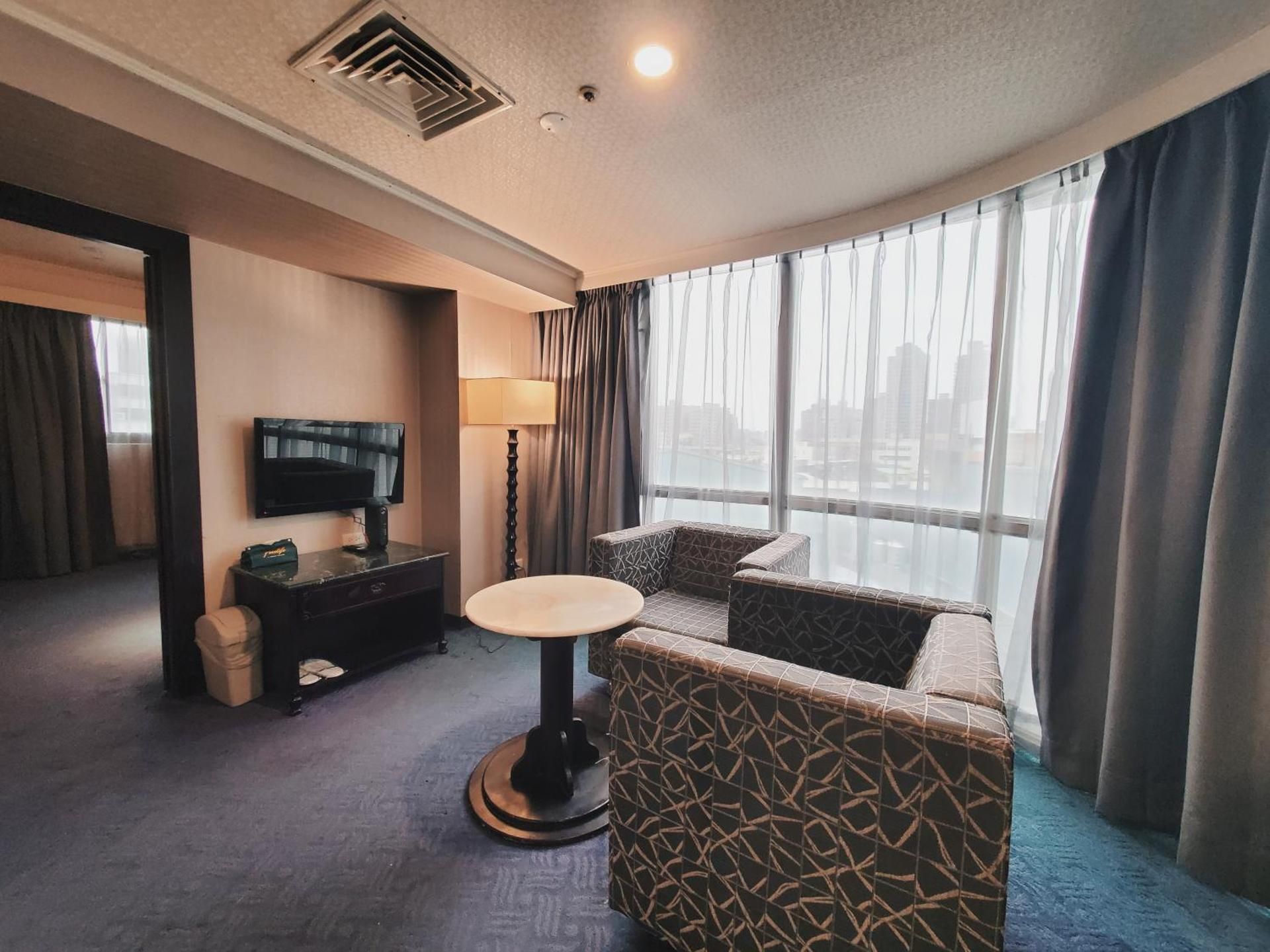 Well Garden Hotel 1 Queen Bed Business Suite 3