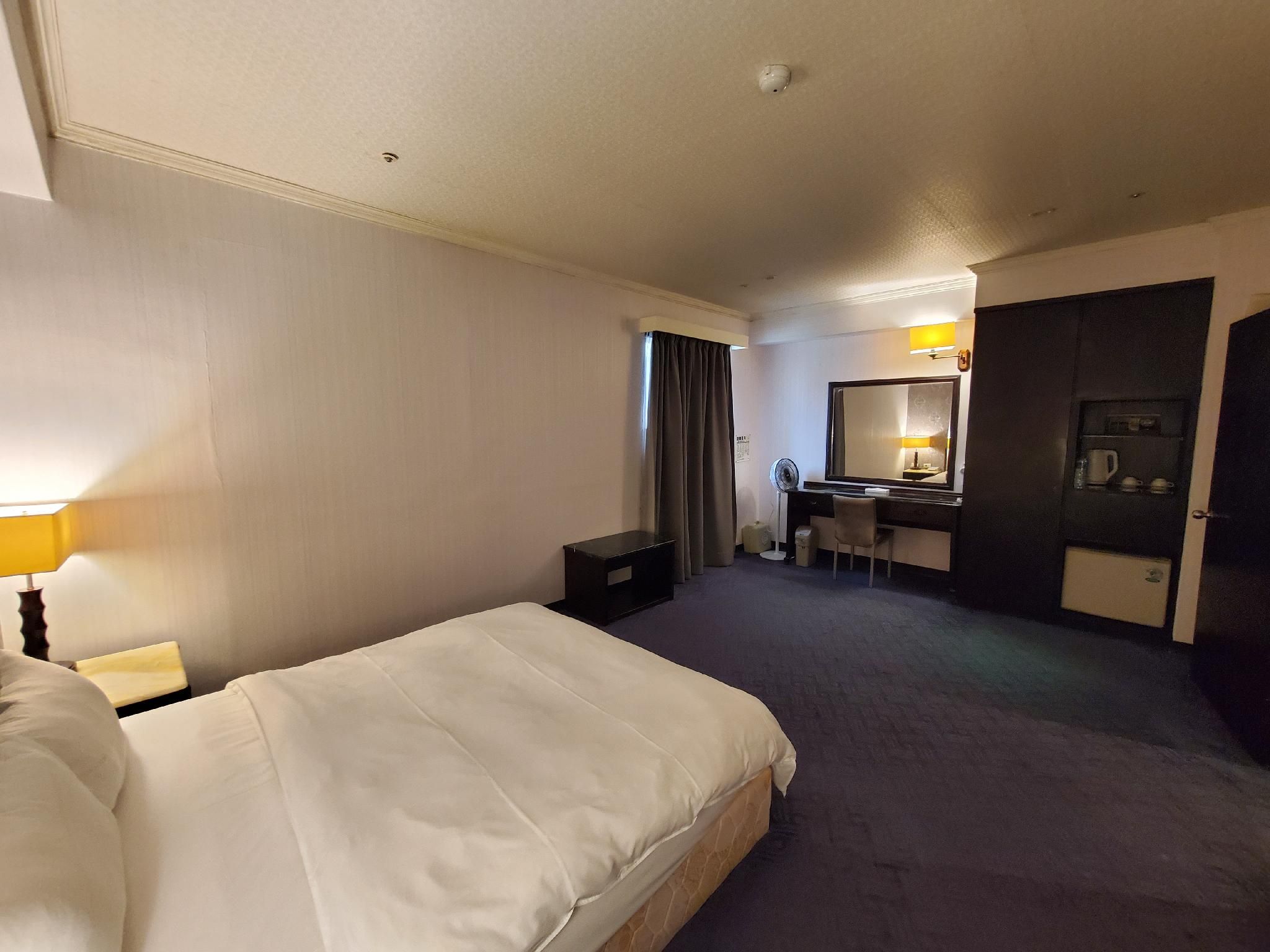 Well Garden Hotel 1 Queen Bed Business Suite