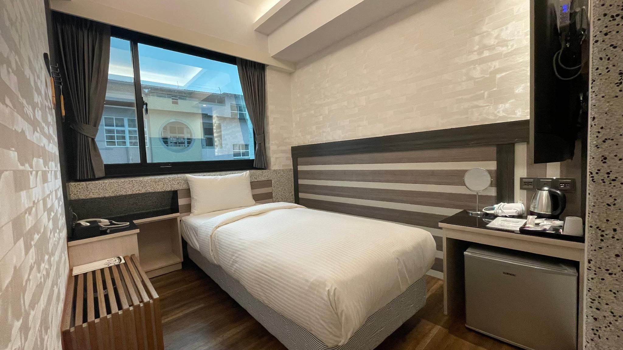 Single Room with Window