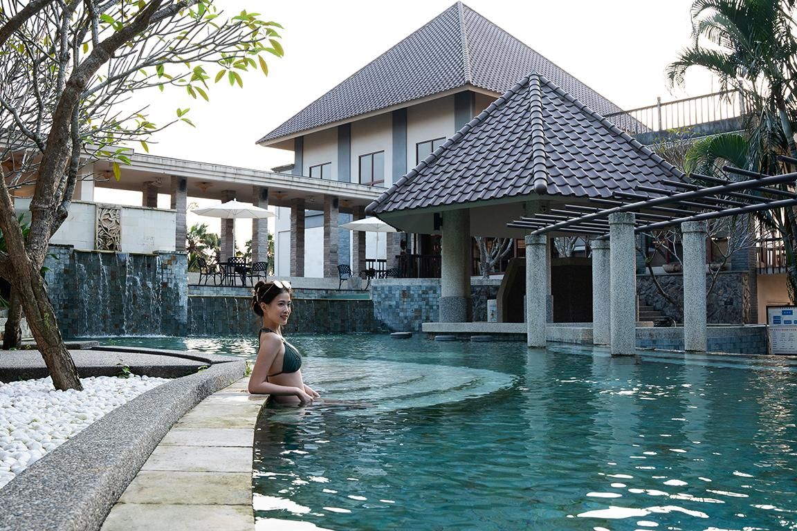 swimming pool [outdoor]