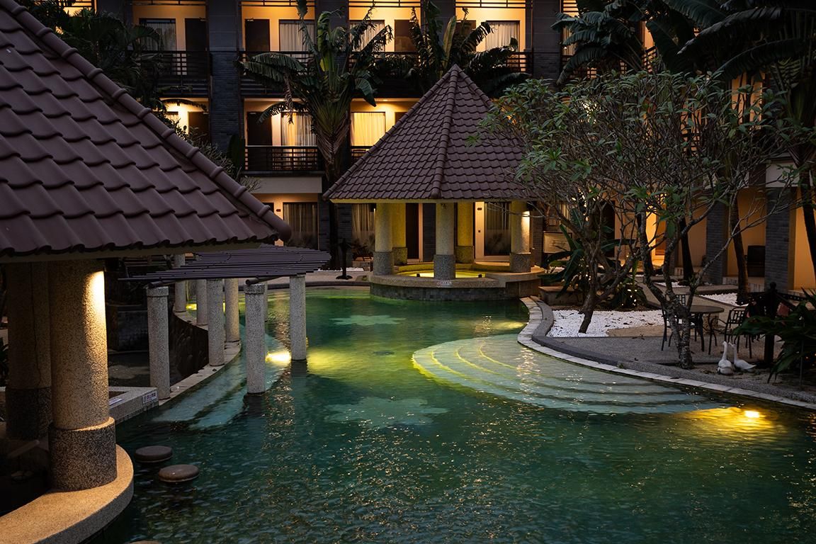 swimming pool [outdoor]