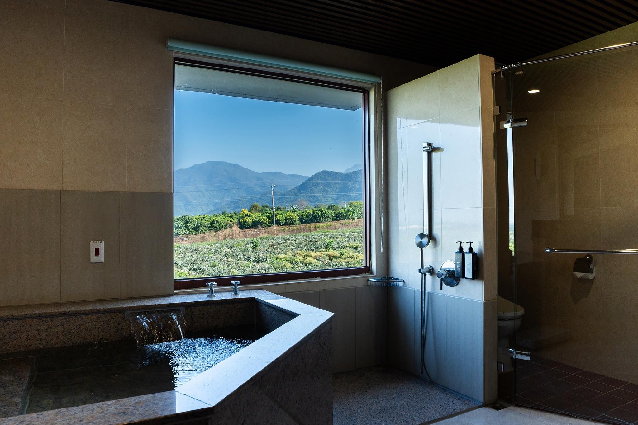 Dalukuan Hotel 1st Floor Poolside Deluxe Room for 4 People 3