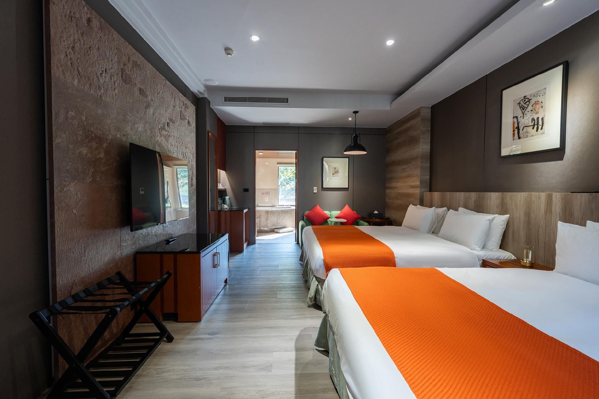 Dalukuan Hotel 1st Floor Poolside Deluxe Room for 4 People