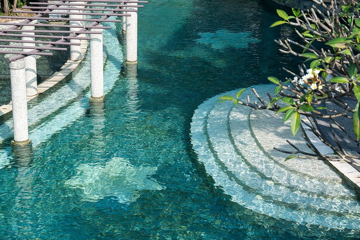 swimming pool [outdoor]