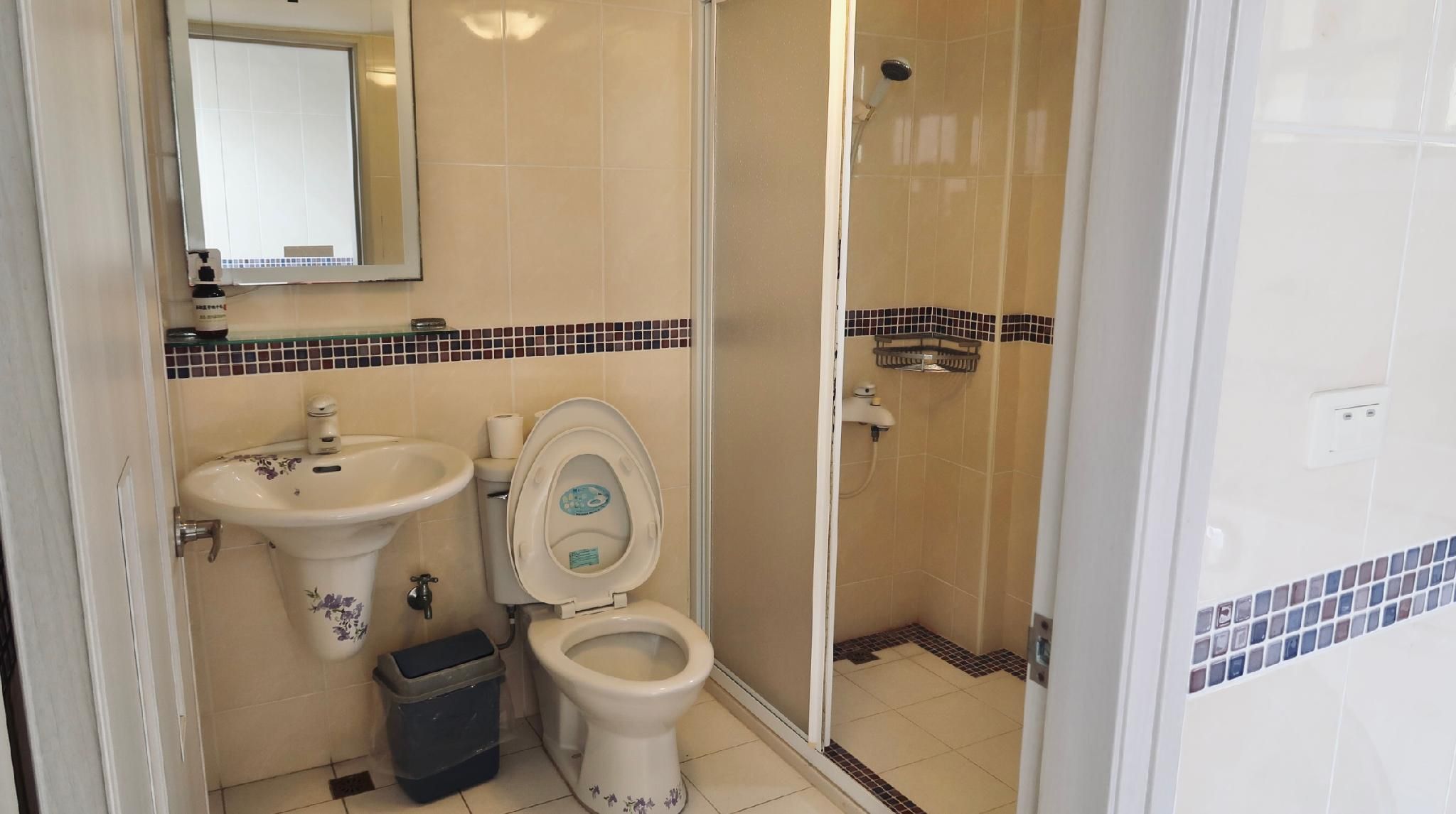 Happy Manor Family Room with Terrace 2