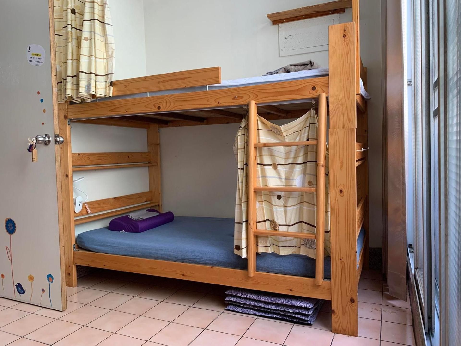 4 People in 2-Bunk Bed Dormitory with Shared Bathroom