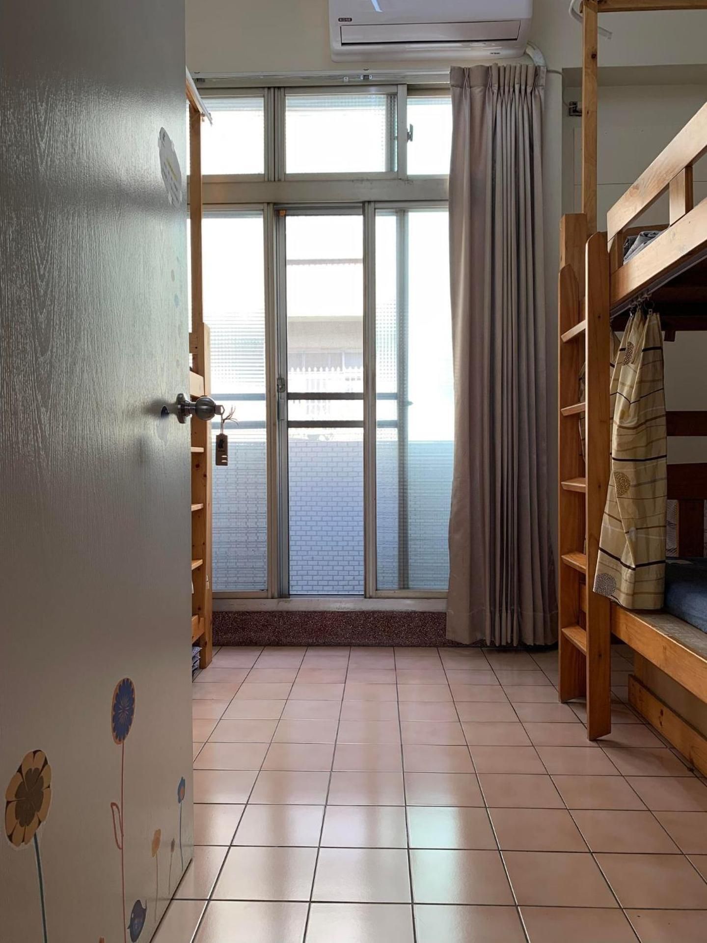 Economy Twin Room with Shared Bathroom