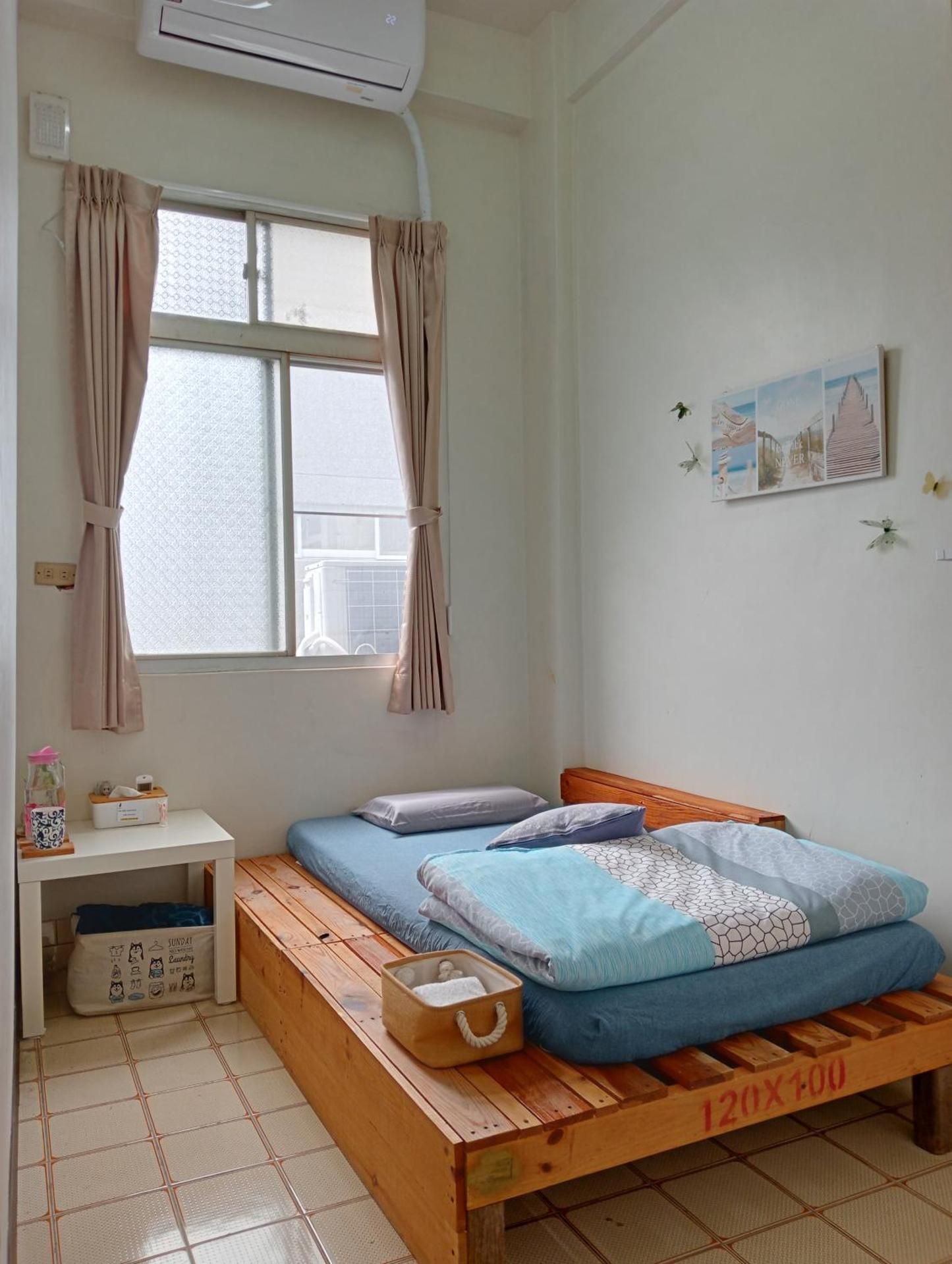 Budget Single Room with Shared Bathroom