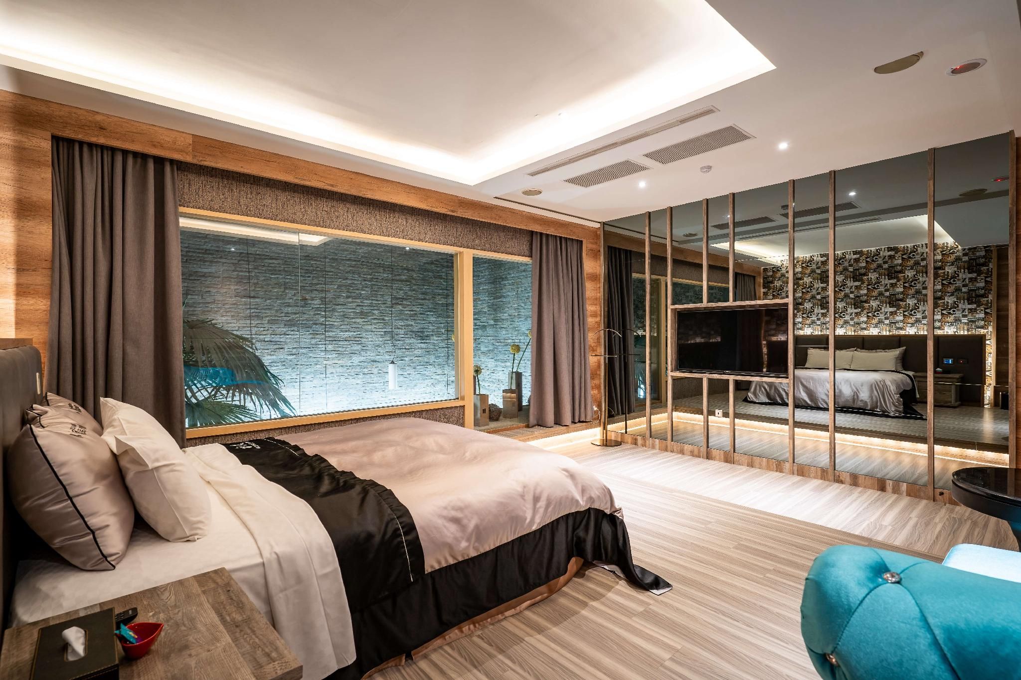 Small Double Room - Check-In After 9:00 PM
