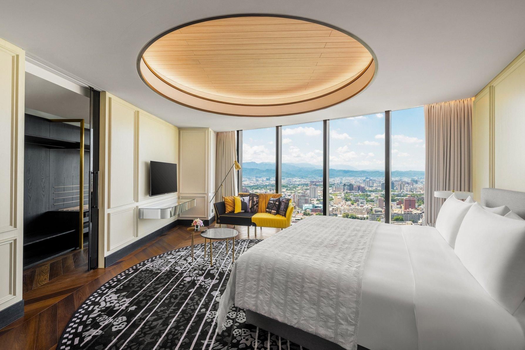 Le Meridien, Executive lounge access, 1 Bedroom Executive Suite, 1 King, City view